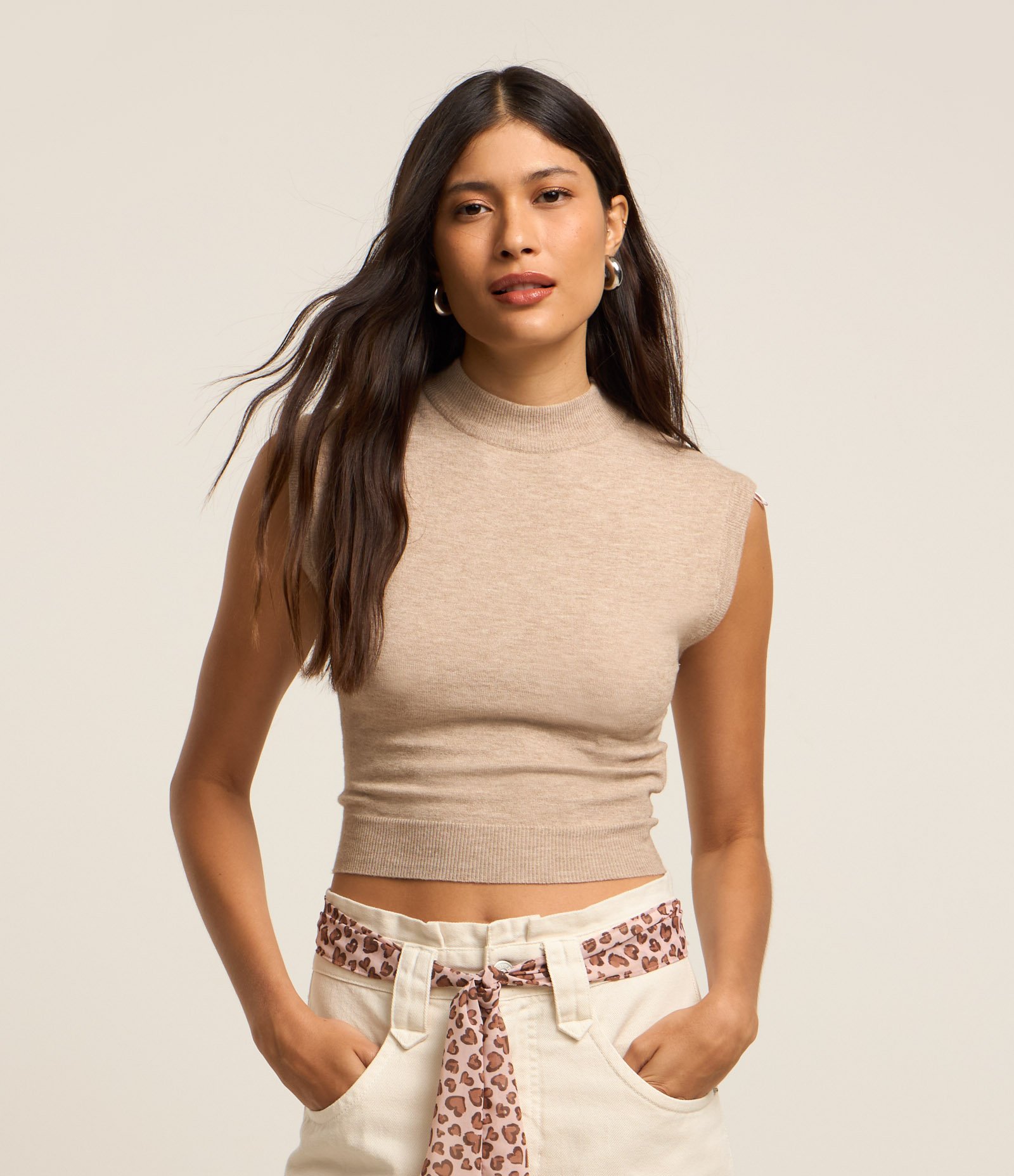 Blusa sem Manga Cropped em Tricô com Golinha Bege 1