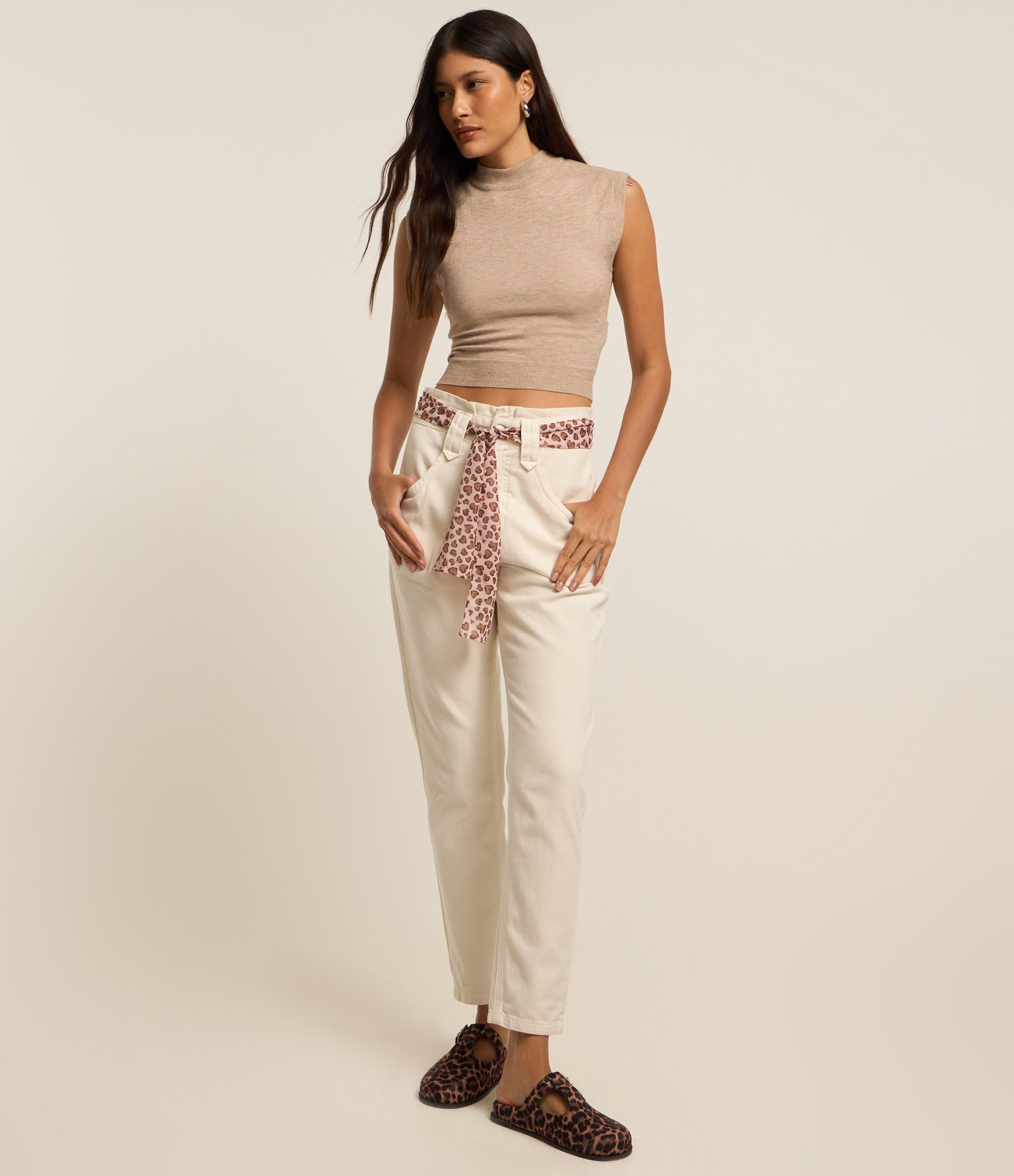 Blusa sem Manga Cropped em Tricô com Golinha Bege 2