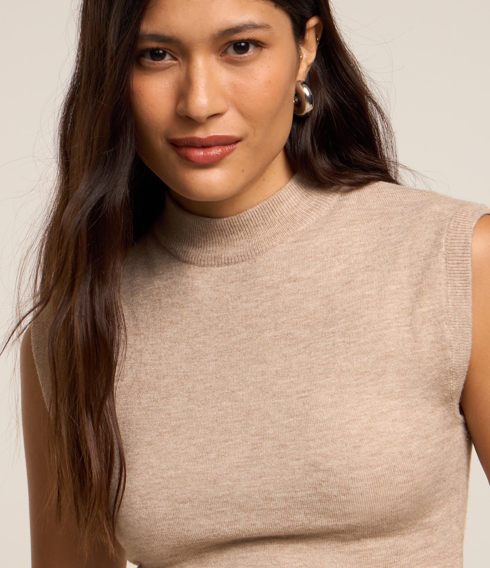 Blusa sem Manga Cropped em Tricô com Golinha Bege 3
