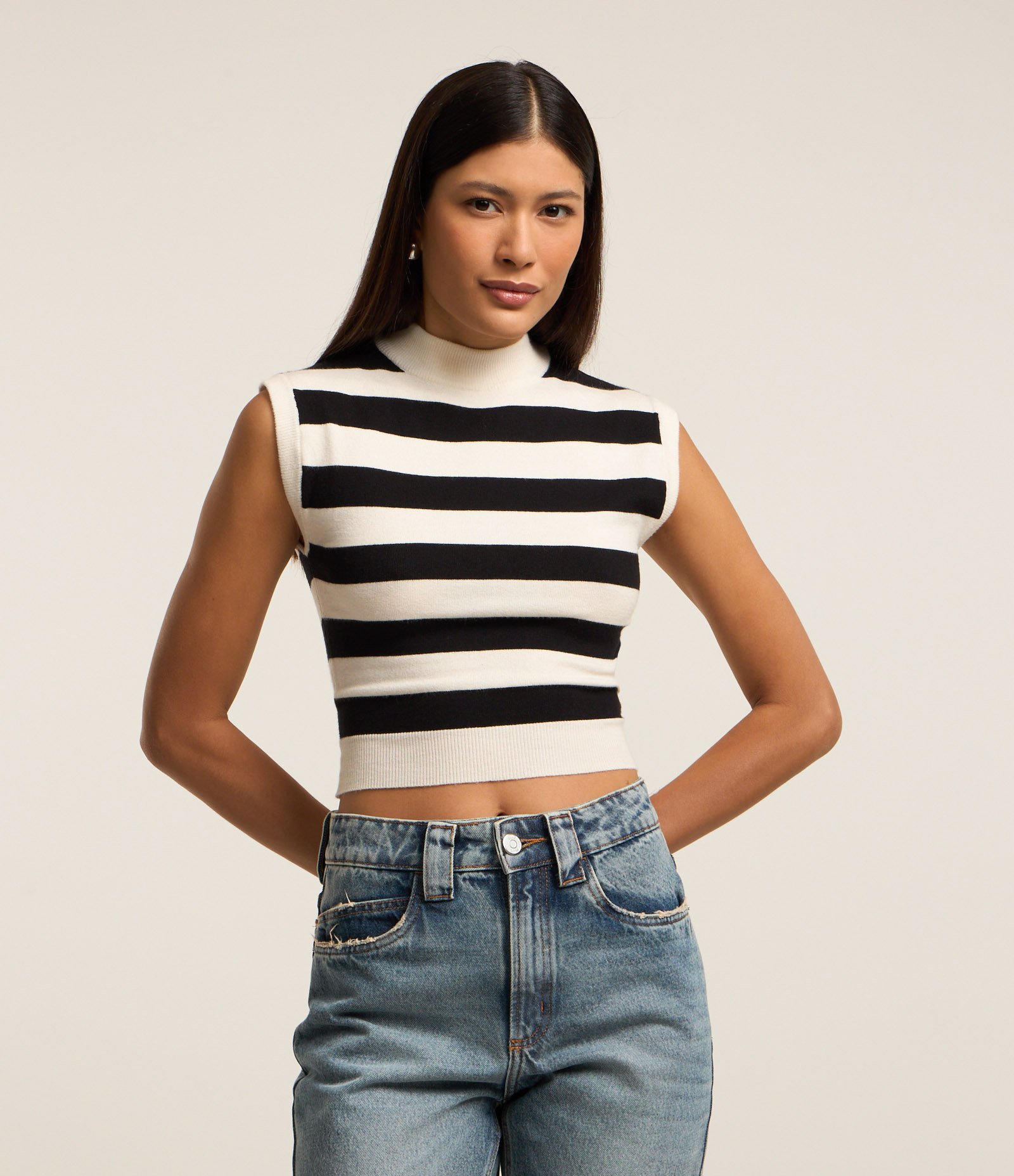 Blusa Cropped em Tricô com Golinha e Listras Branco/Preto 1