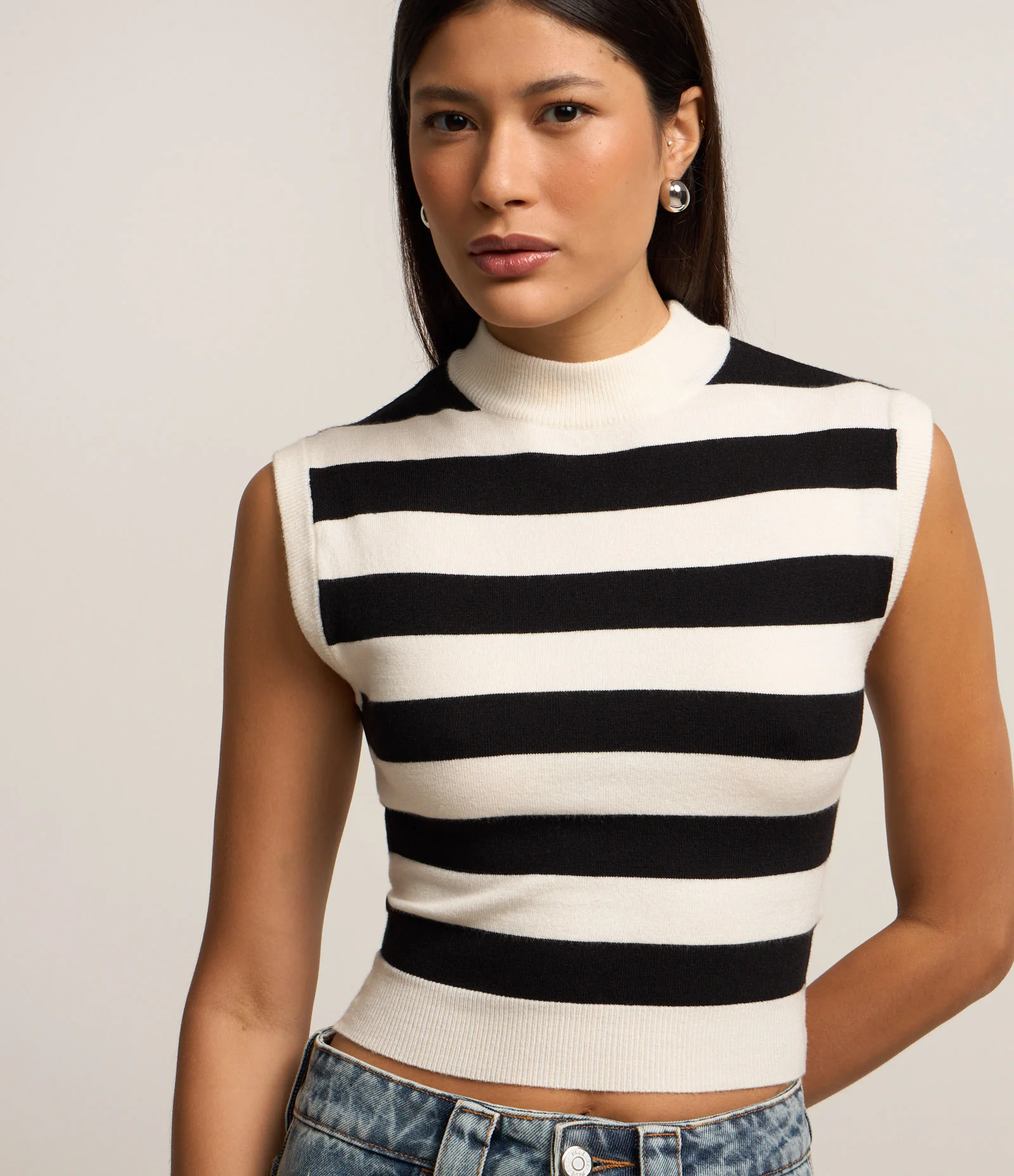 Blusa Cropped em Tricô com Golinha e Listras Branco/Preto 3