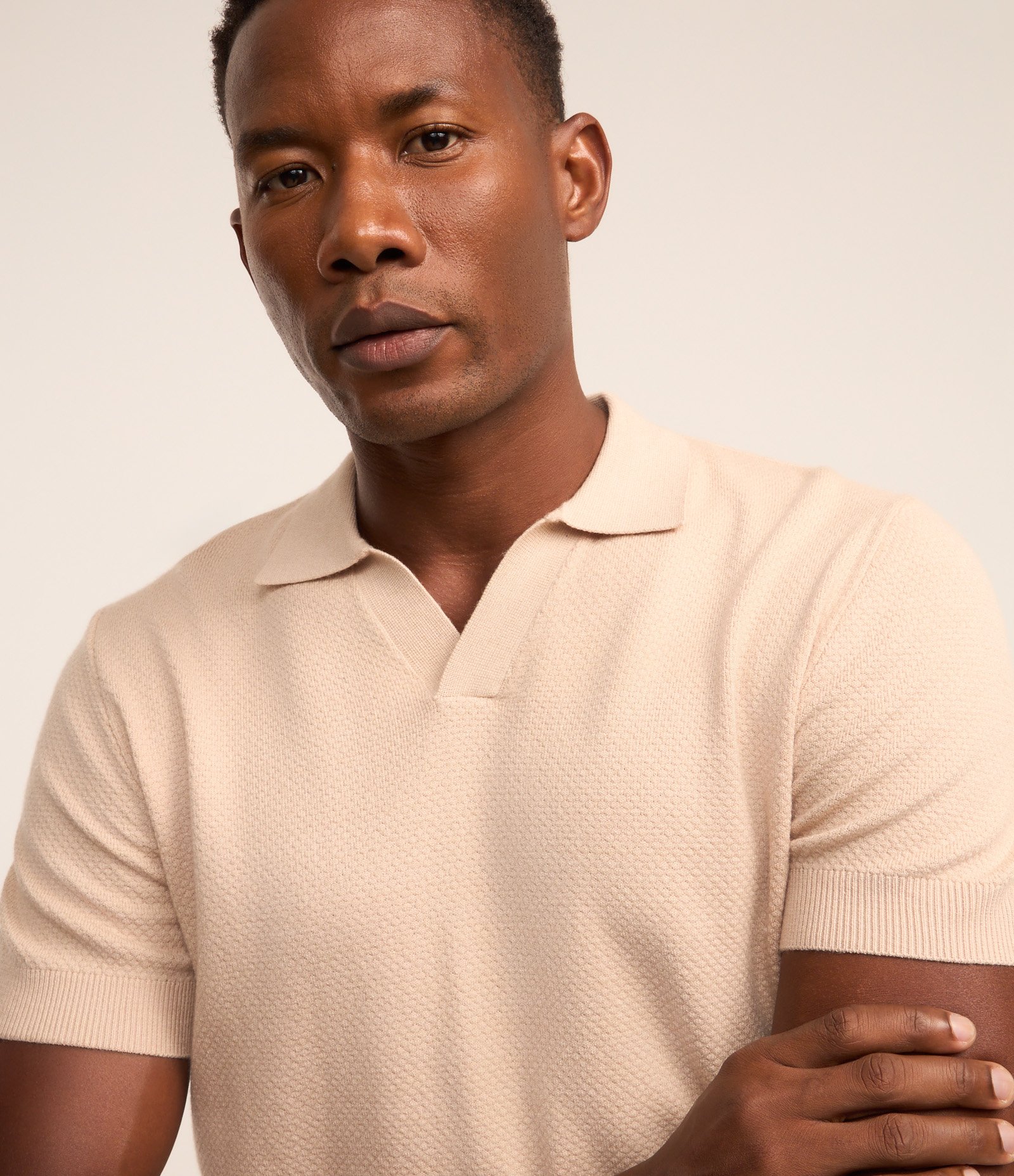 Camiseta Polo em Viscose com Gola V Bege 4