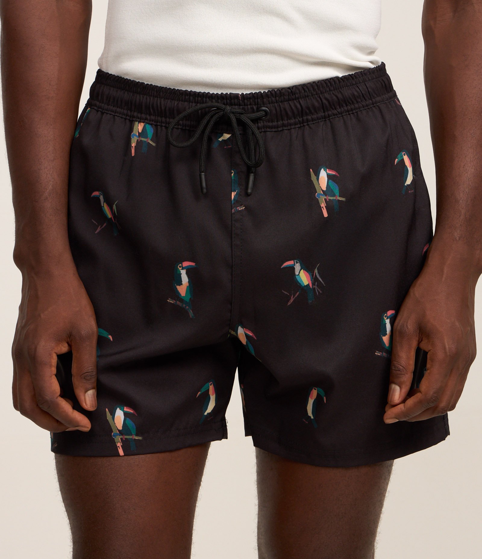Bermuda em Microfibra com Estampa de Tucanos Preto 2