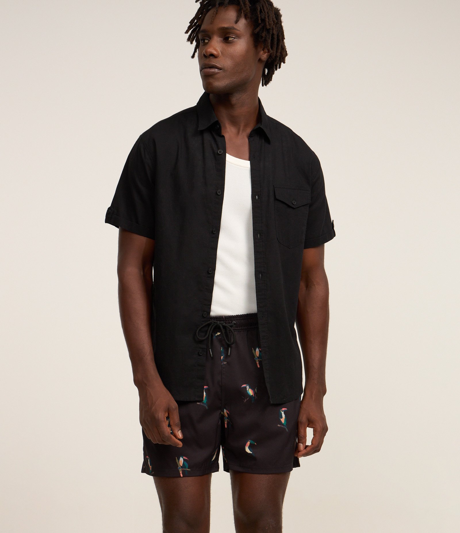 Bermuda em Microfibra com Estampa de Tucanos Preto 3