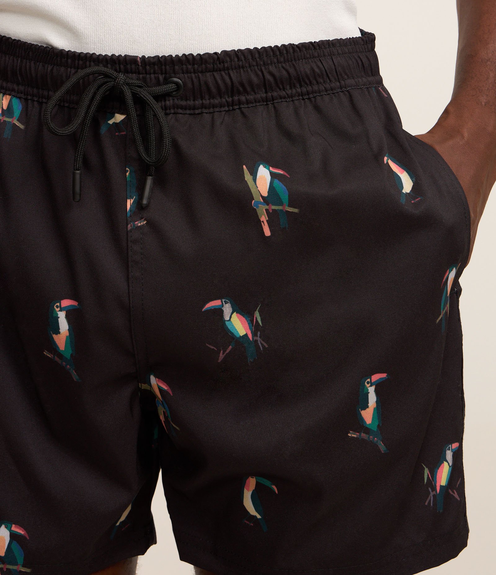 Bermuda em Microfibra com Estampa de Tucanos Preto 4