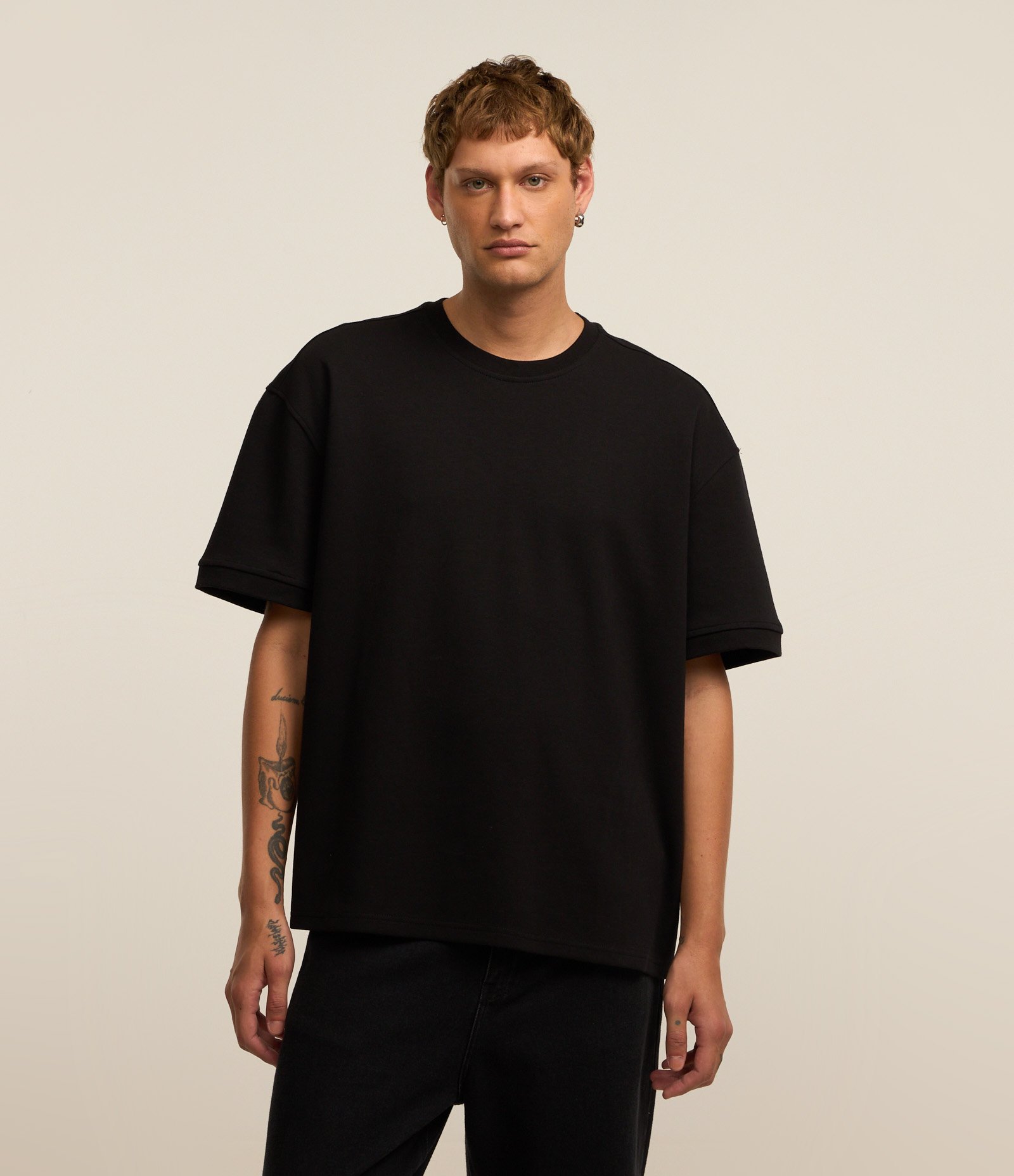 Camiseta Manga Curta em Moletinho Preto 1