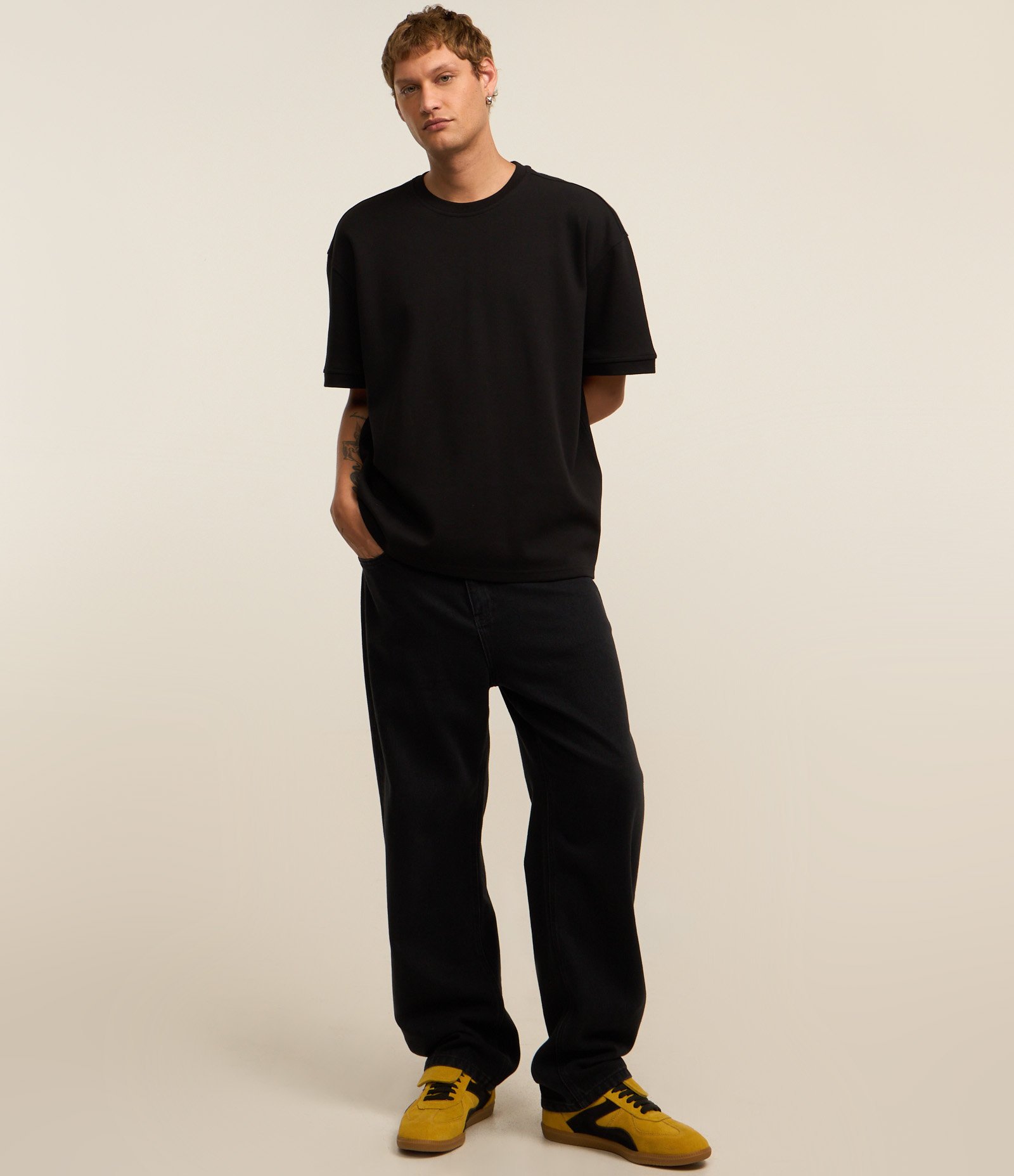 Camiseta Manga Curta em Moletinho Preto 2