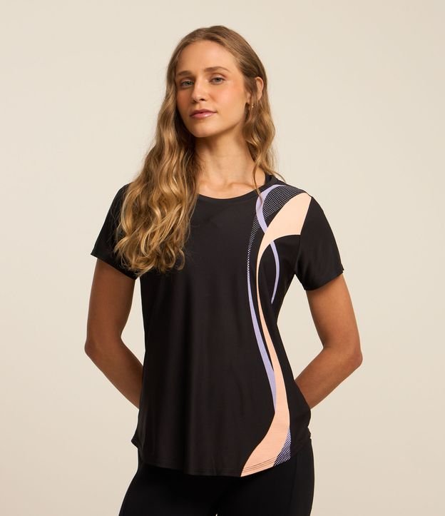 Camiseta Esportiva com Estampa Localizada Ondas