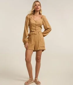 Short Curto em Viscose e Linho com Cinto Faixa e Fivela Redonda