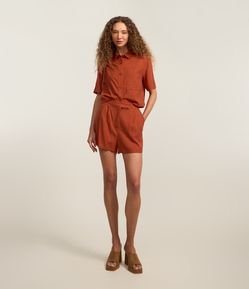 Short Curto em Viscose em Linho com Pregas e Bolsos