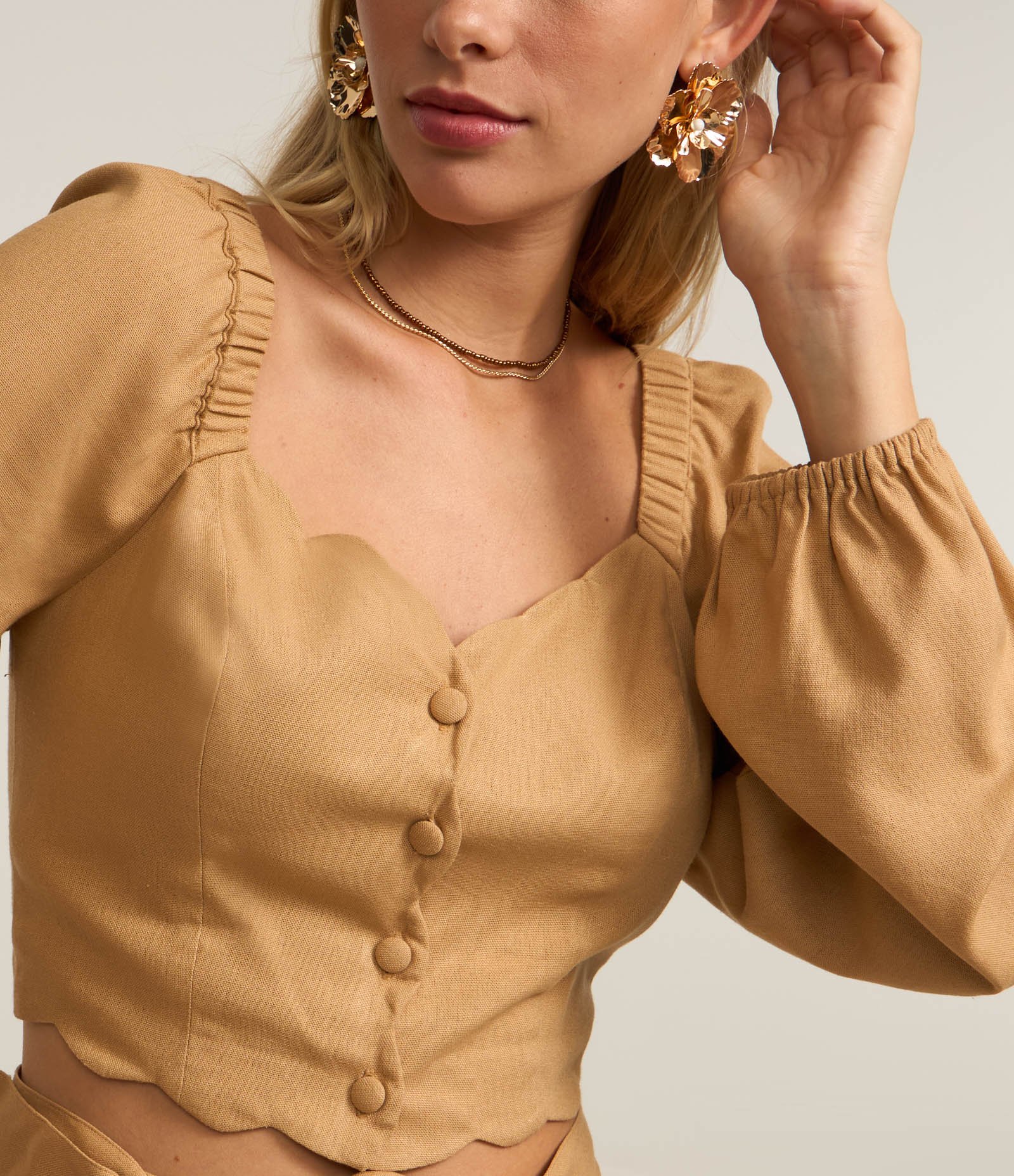 Blusa Cropped em Viscose e Linho com Botões Bege 3