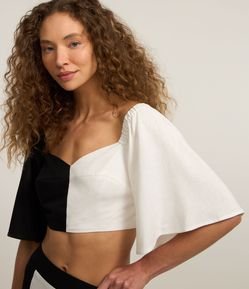 Blusa Cropped em Viscose e Linho com Recorte Bicolor