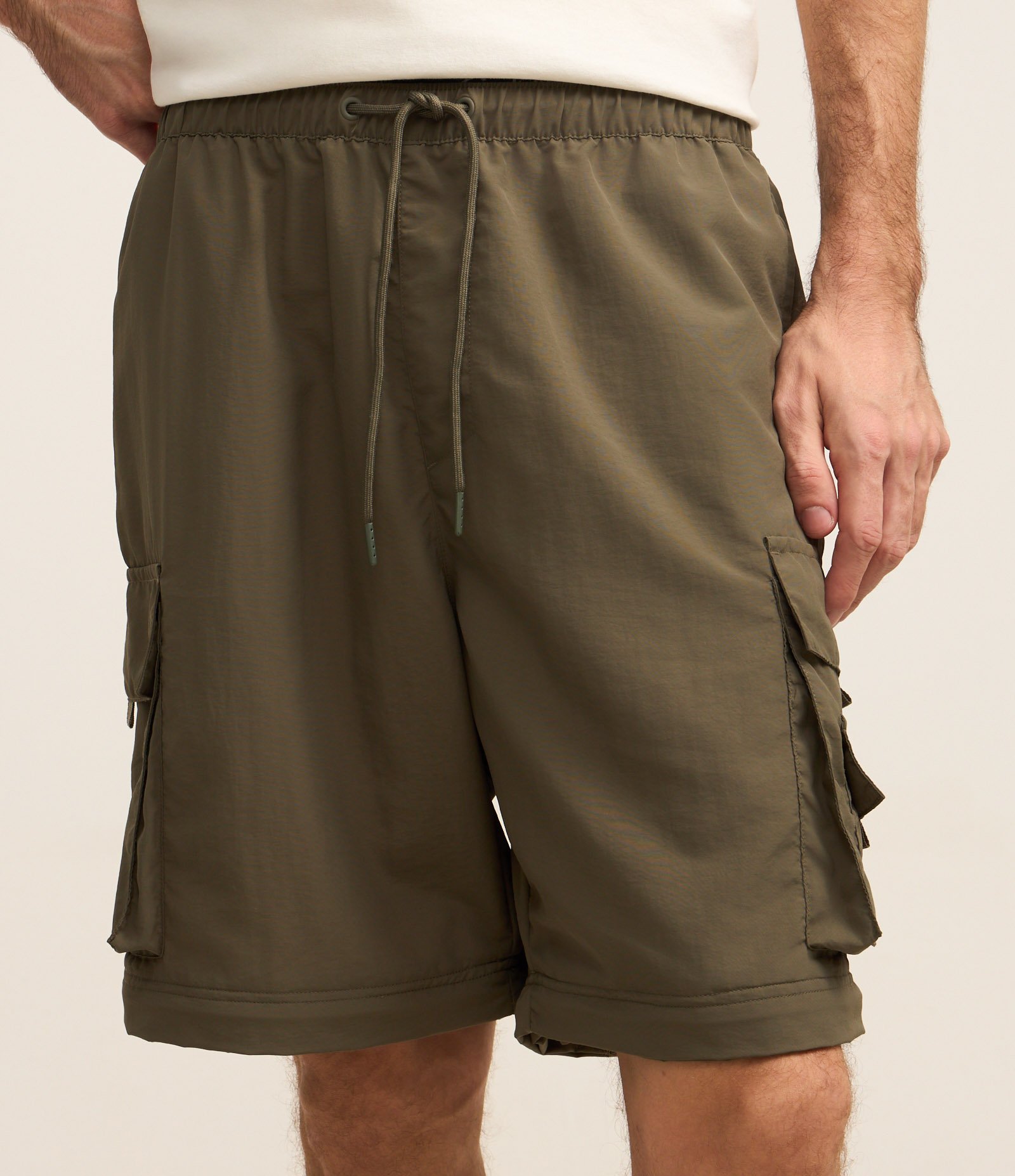 Calça Paper Touch Vira Bermuda com Puxador na Barra Verde Escuro 3