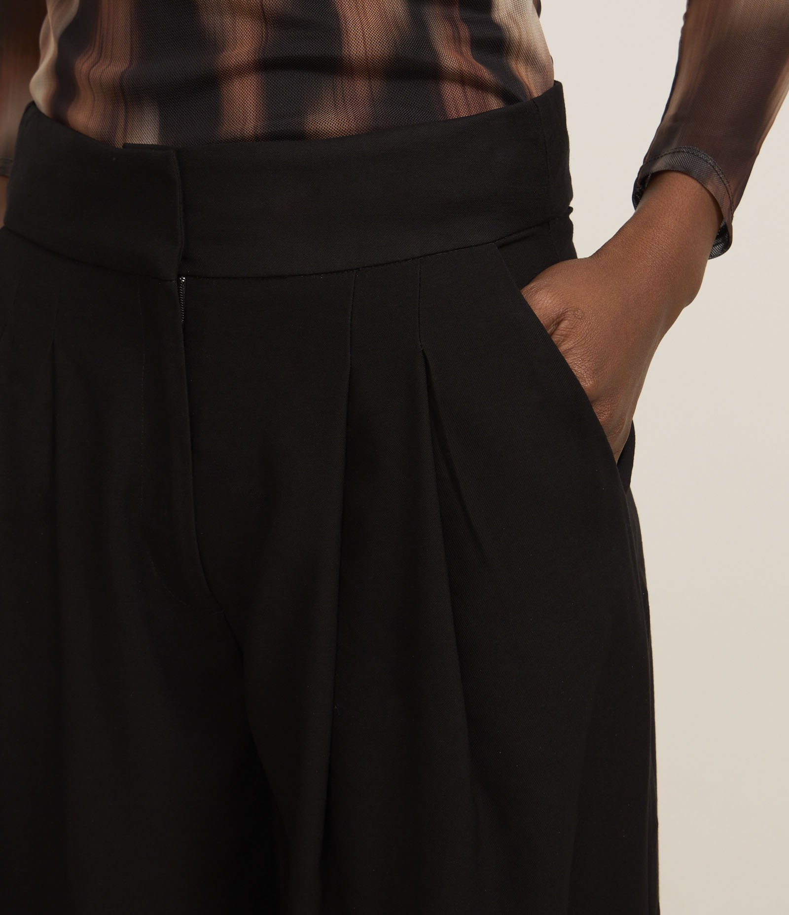 Calça Alfaiatada WIde Leg Cintura Alta com Pregas Preto 3