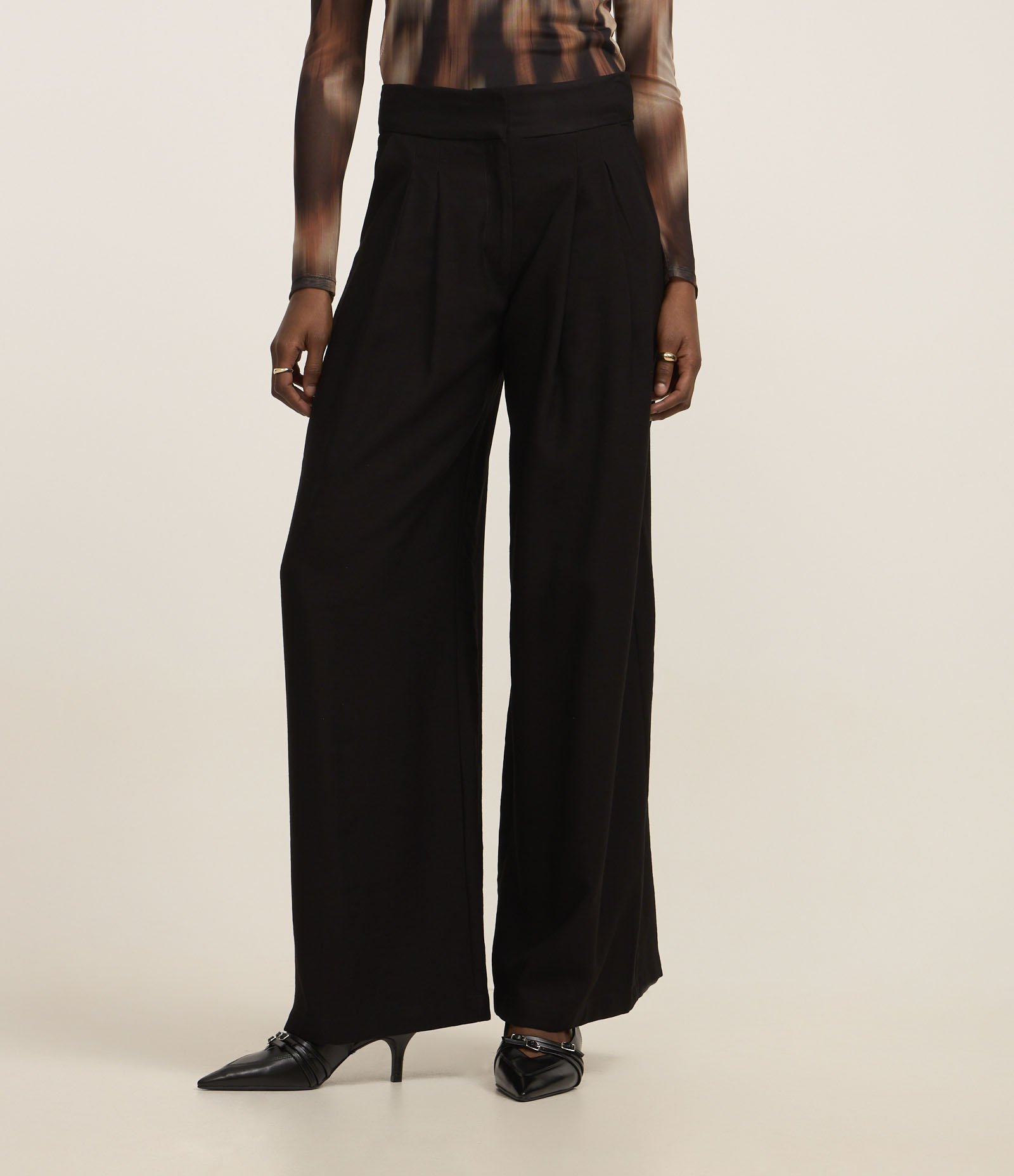 Calça Alfaiatada WIde Leg Cintura Alta com Pregas Preto 4
