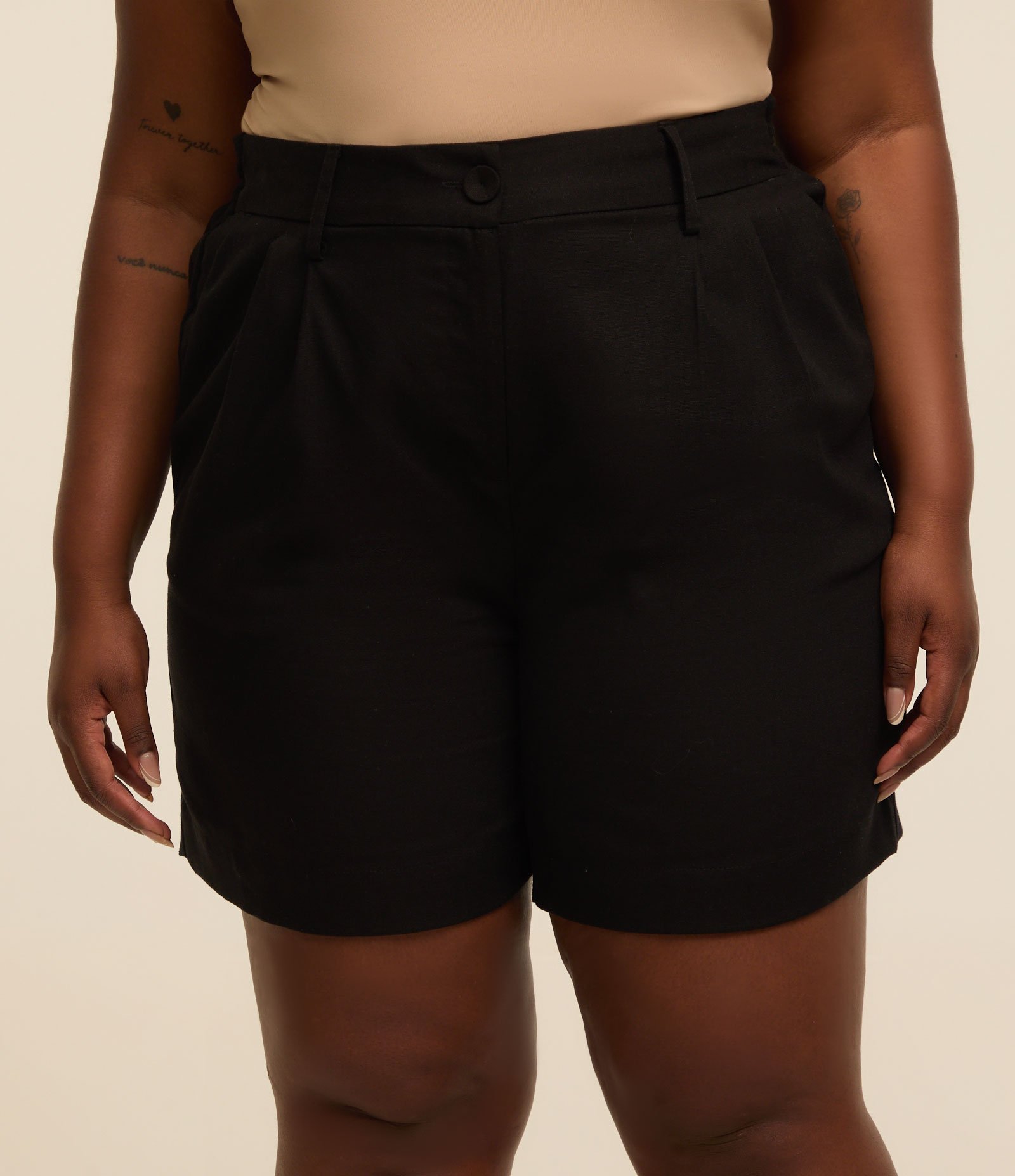 Bermuda em Viscolinho com Pregas Curve & Plus Size Preto 2