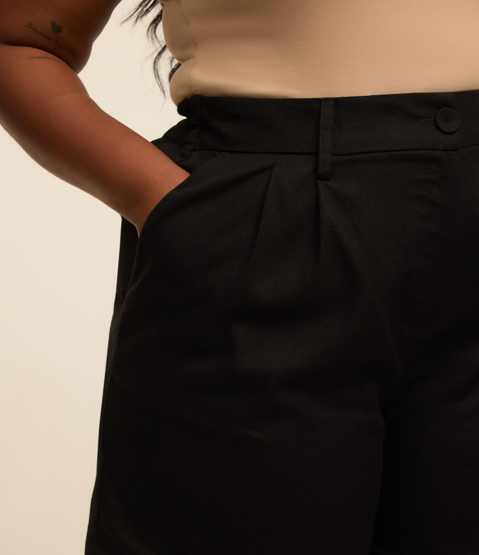 Bermuda em Viscolinho com Pregas Curve & Plus Size Preto 4