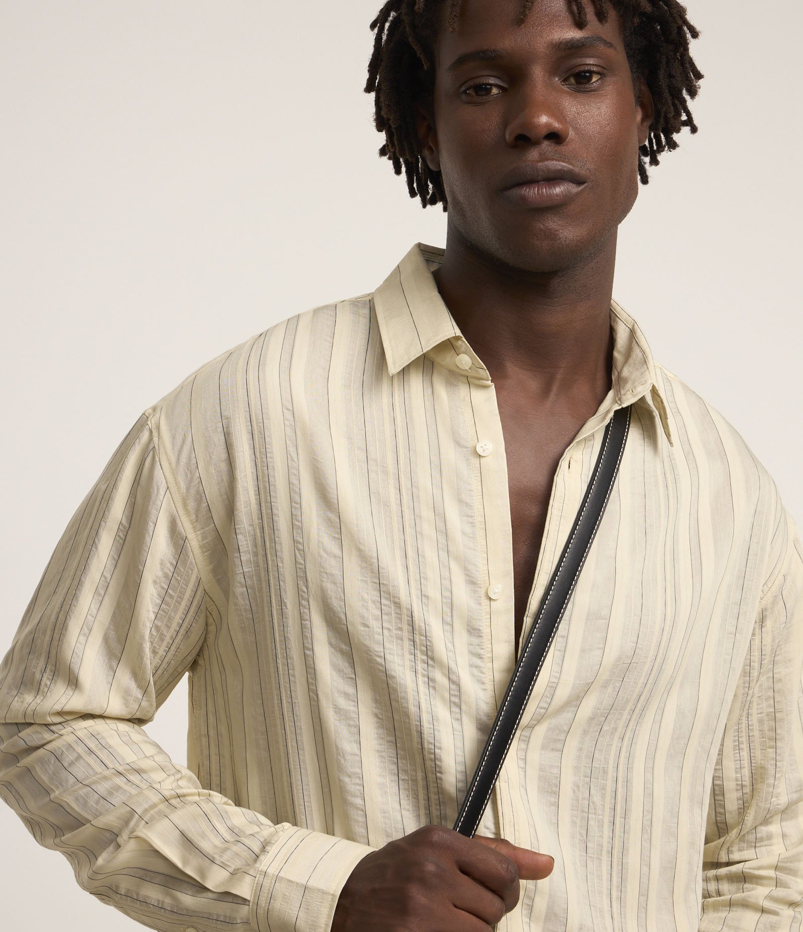 Camisa Relaxed em Ana Ruga com Listras Finas Bege 3