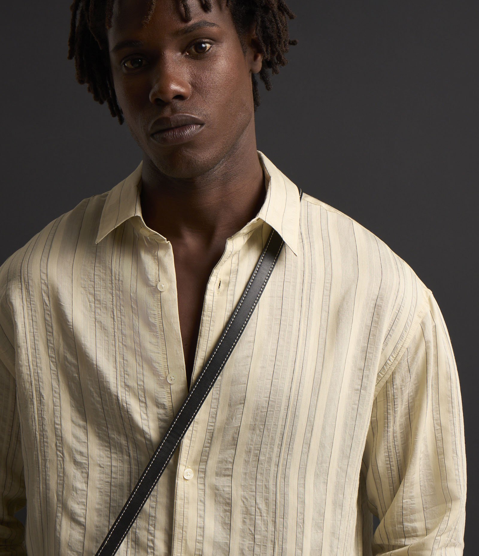 Camisa Relaxed em Ana Ruga com Listras Finas Bege 6