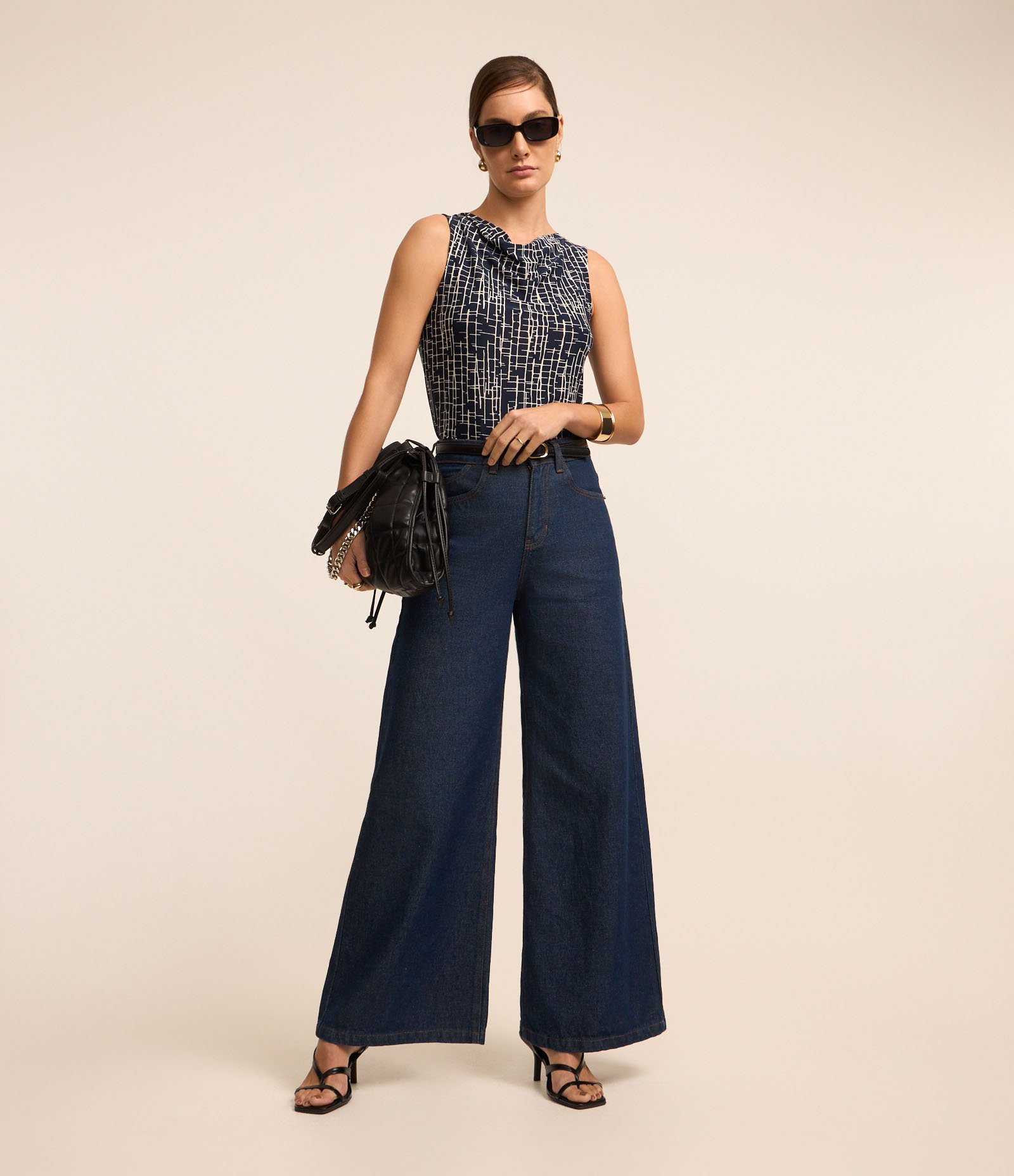 Blusa em Microfibra com Decote Degagê e Estampa Geométrica Azul 2