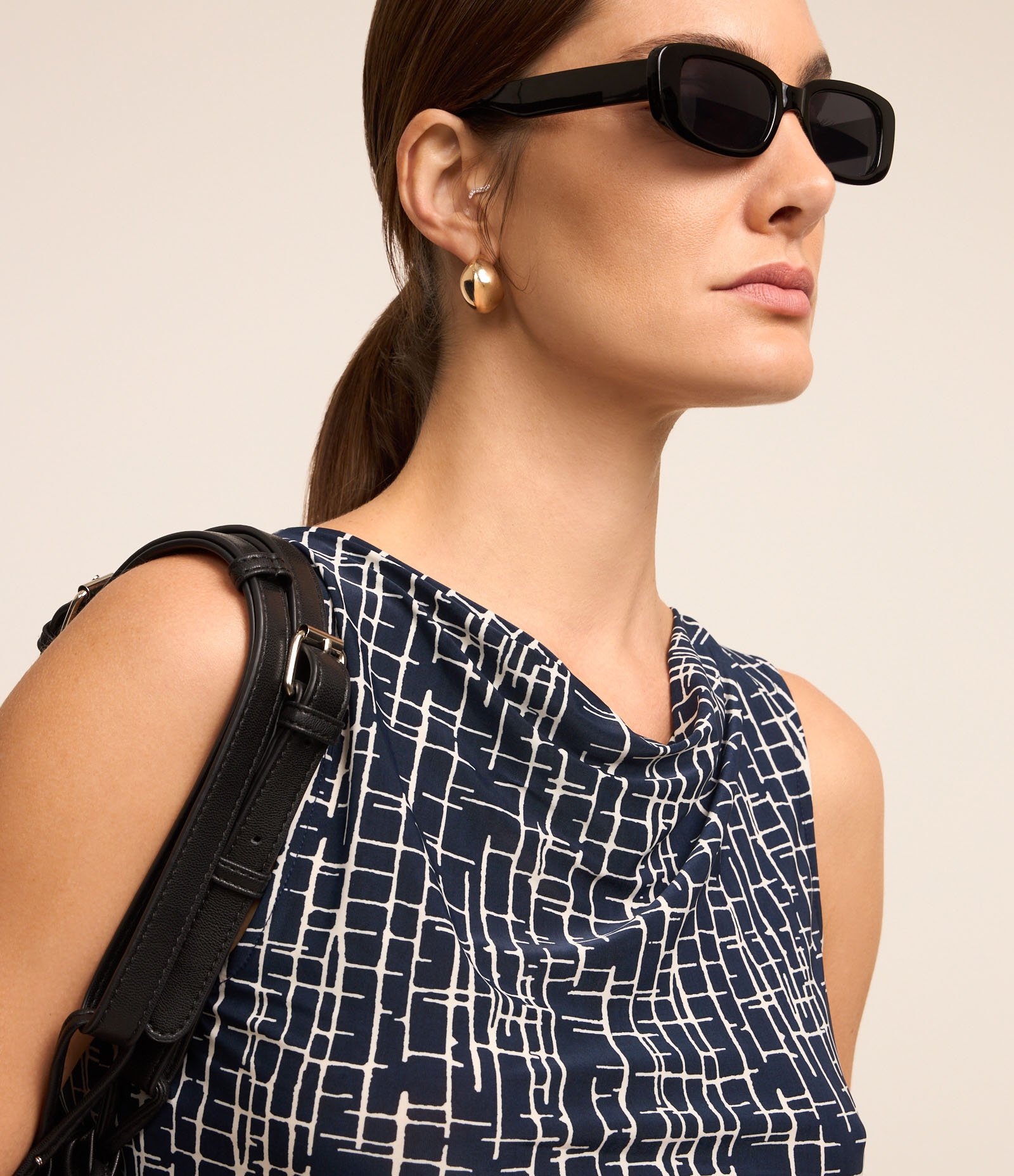 Blusa em Microfibra com Decote Degagê e Estampa Geométrica Azul 3