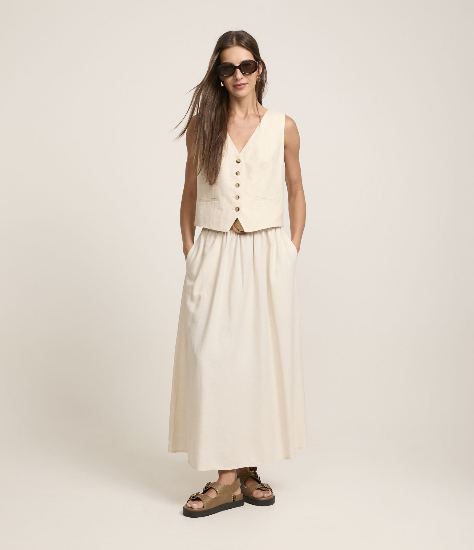 Saia Evasê Midi em Viscolinho com Cinto Fivela de Madeira Bege 1