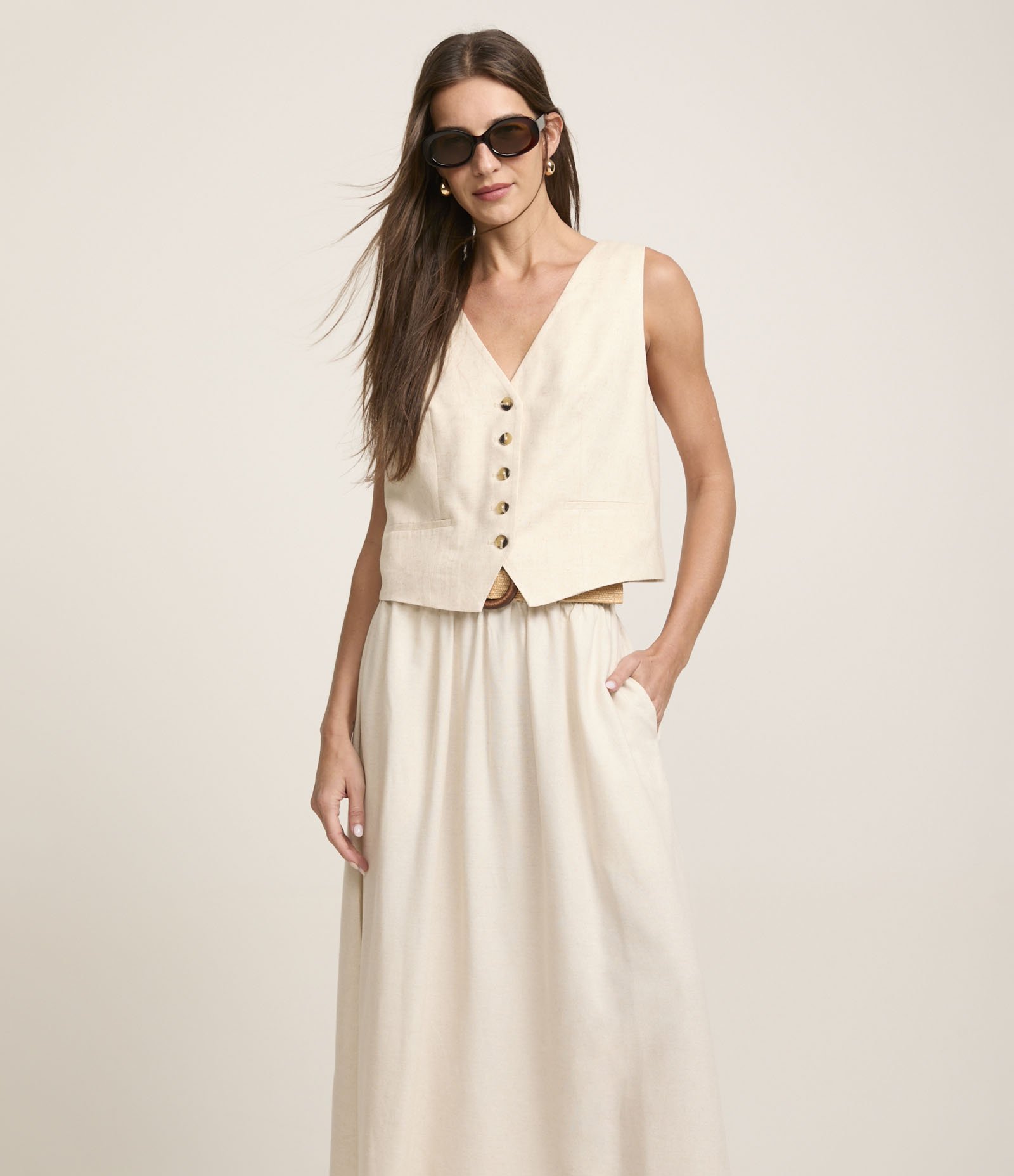 Saia Evasê Midi em Viscolinho com Cinto Fivela de Madeira Bege 2