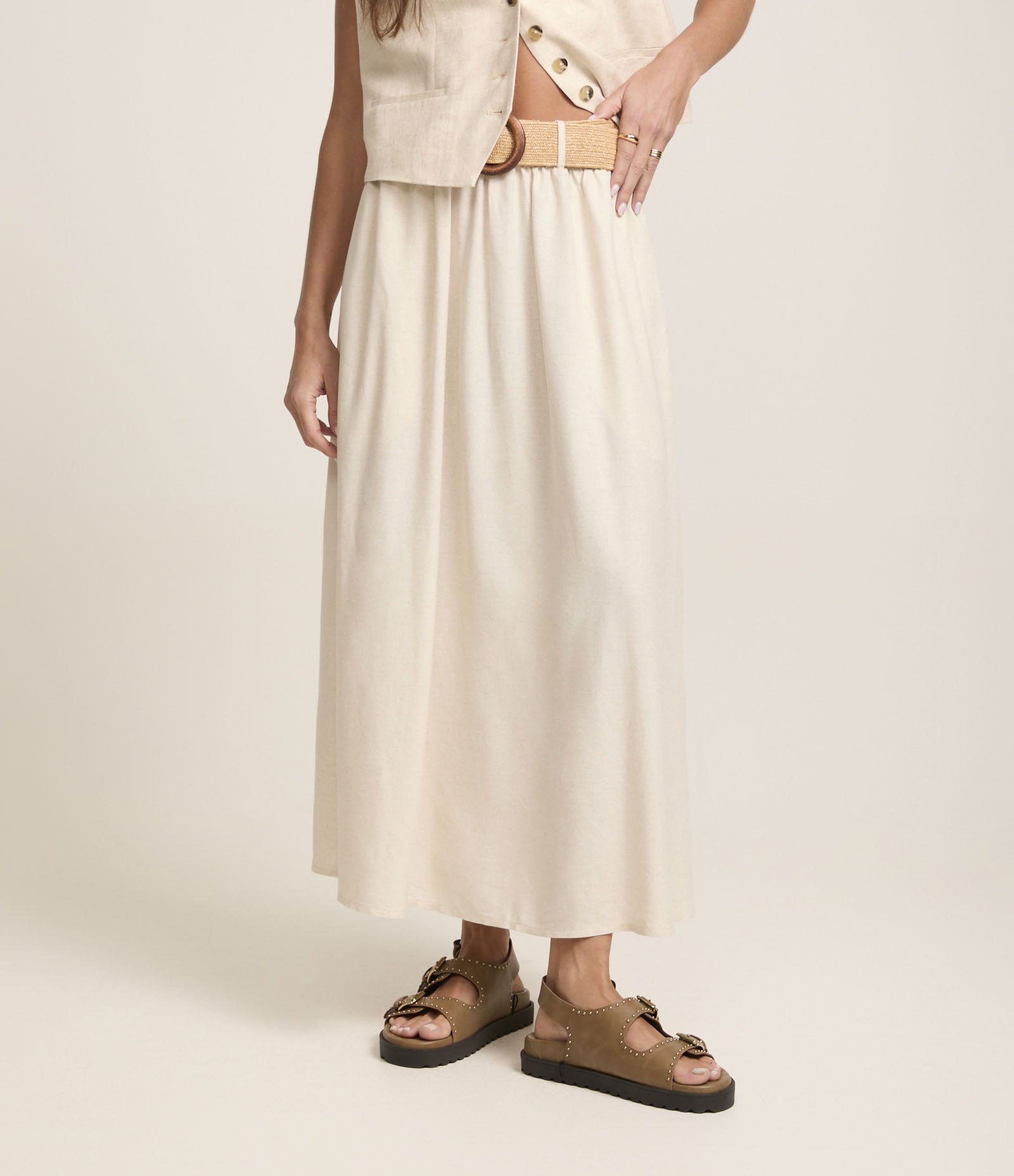 Saia Evasê Midi em Viscolinho com Cinto Fivela de Madeira Bege 3