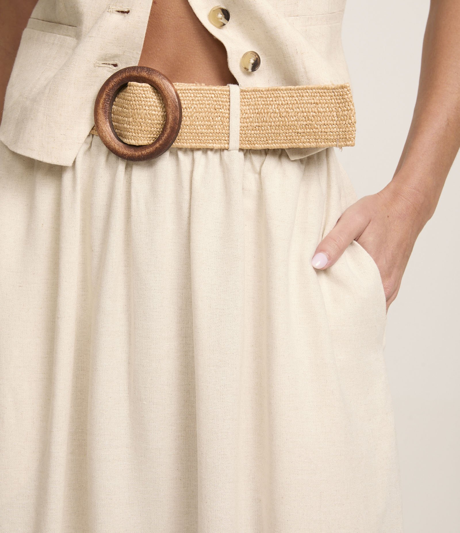 Saia Evasê Midi em Viscolinho com Cinto Fivela de Madeira Bege 4