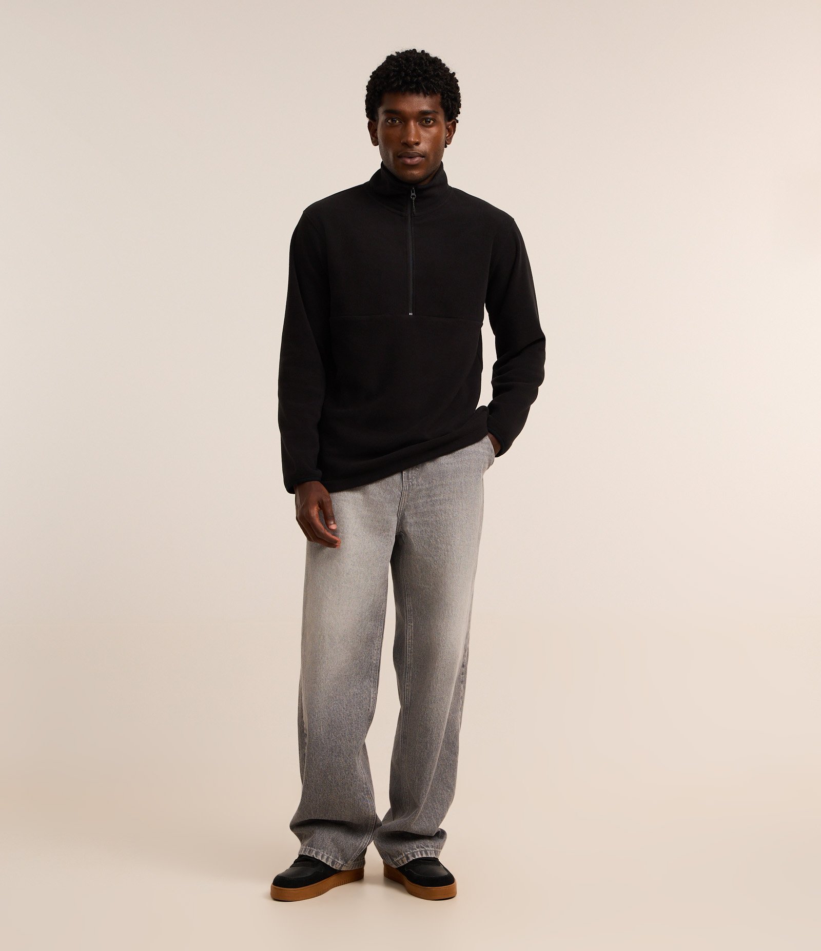 Casaco em Fleece com Gola Alta e Zíper Preto 2