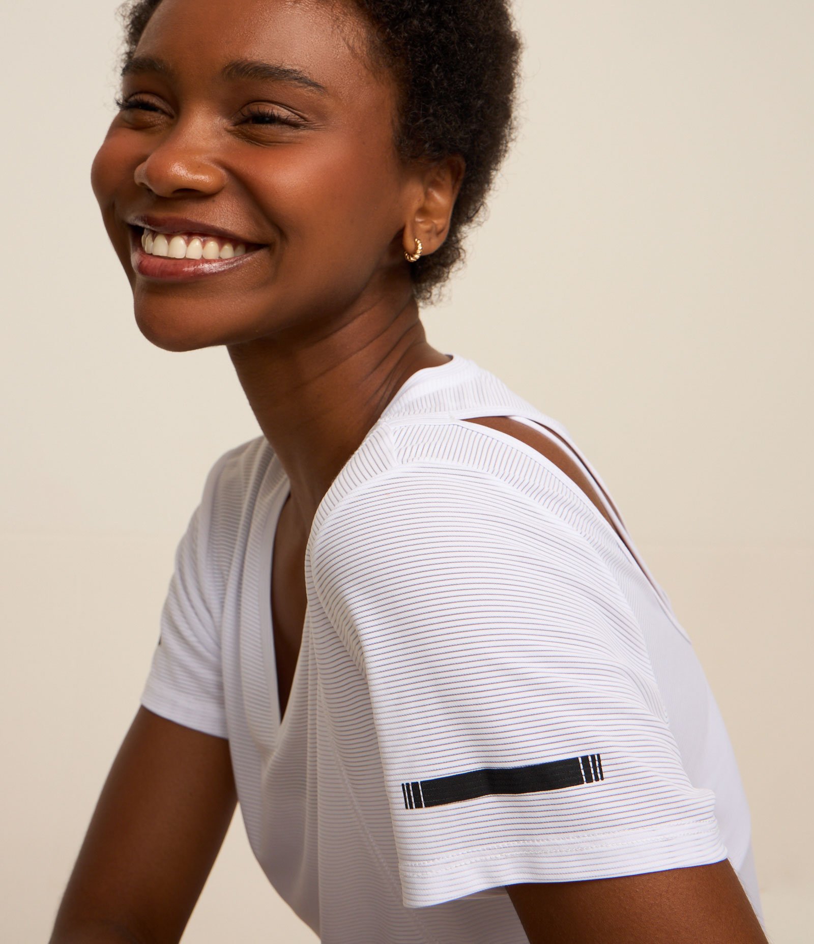 Camiseta Esportiva em Poliamida com Recorte Vazados nas Costas 4