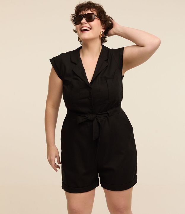 Macacão com Botões Forrados e Cinto Faixa Curve & Plus Size