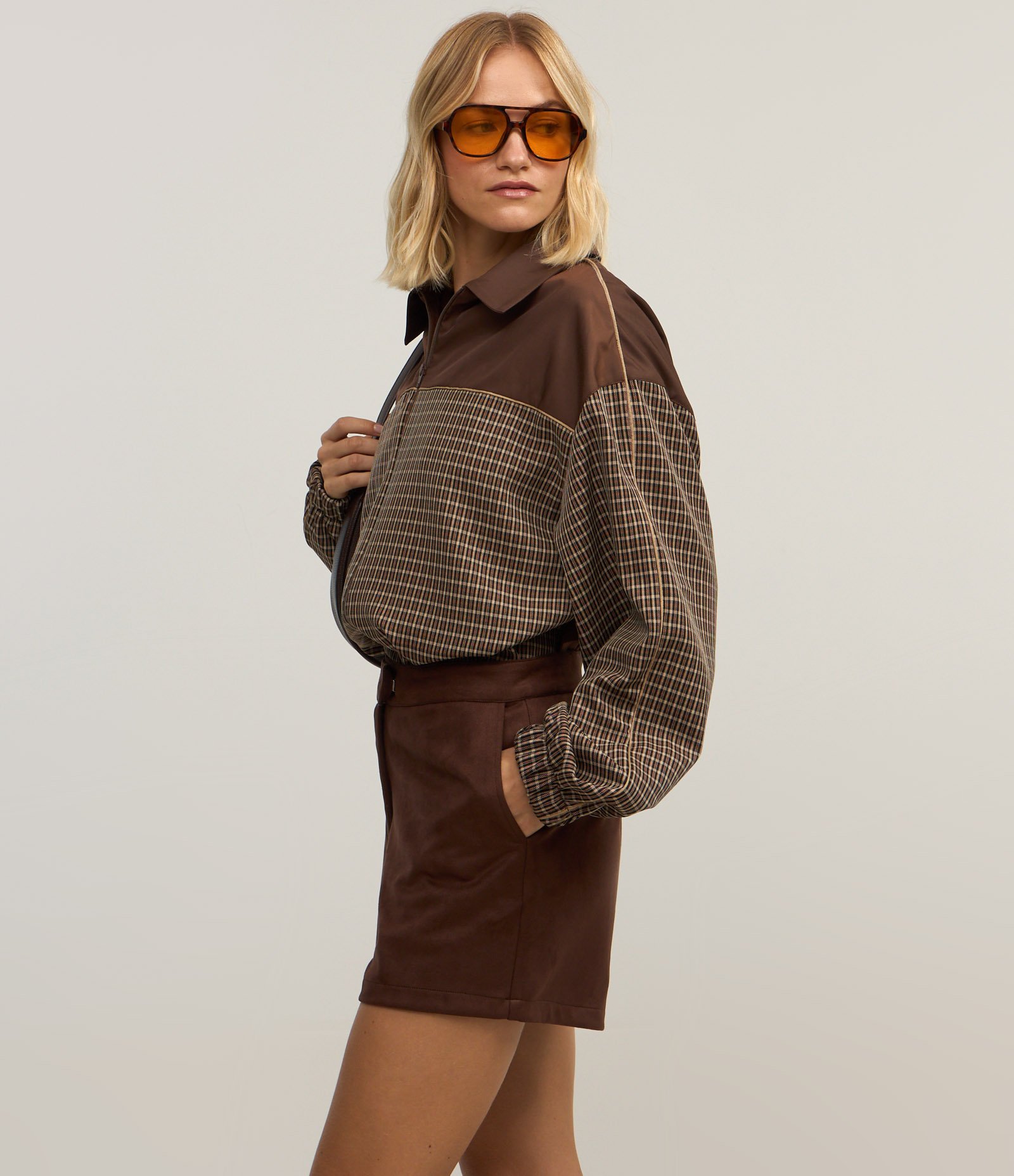 Short Curto em Suedine com Fechamento Deslocado Marrom 6