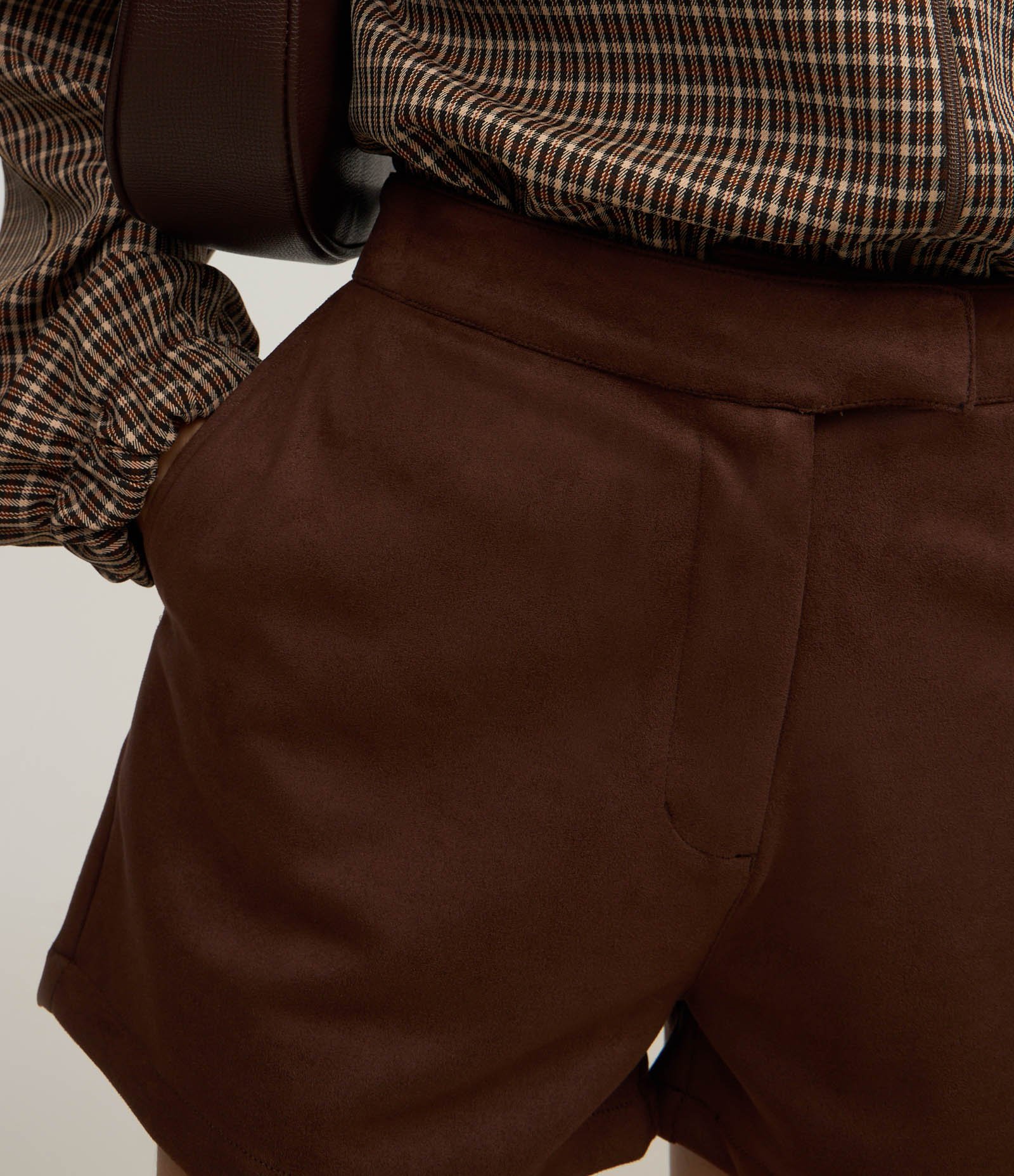 Short Curto em Suedine com Fechamento Deslocado Marrom 8