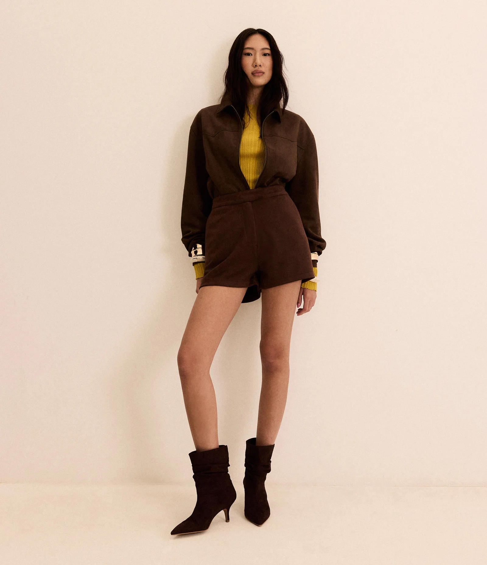 Short Curto em Suedine com Fechamento Deslocado Marrom 1