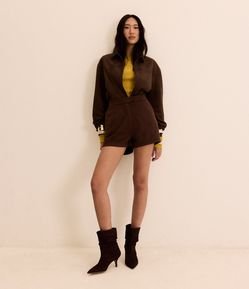 Short Curto em Suedine com Fechamento Deslocado