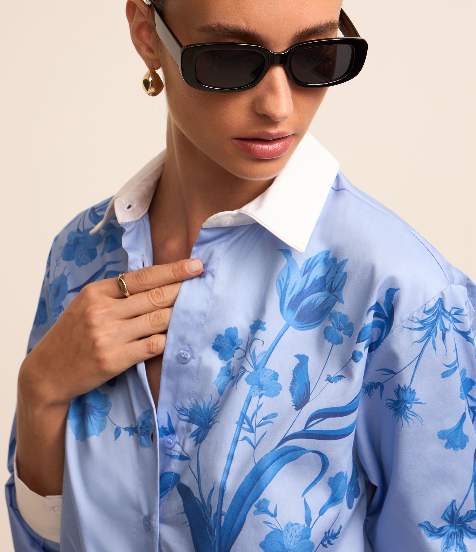 Camisa em Tricoline com Flores Estampadas e Punho Contrastante Azul 3