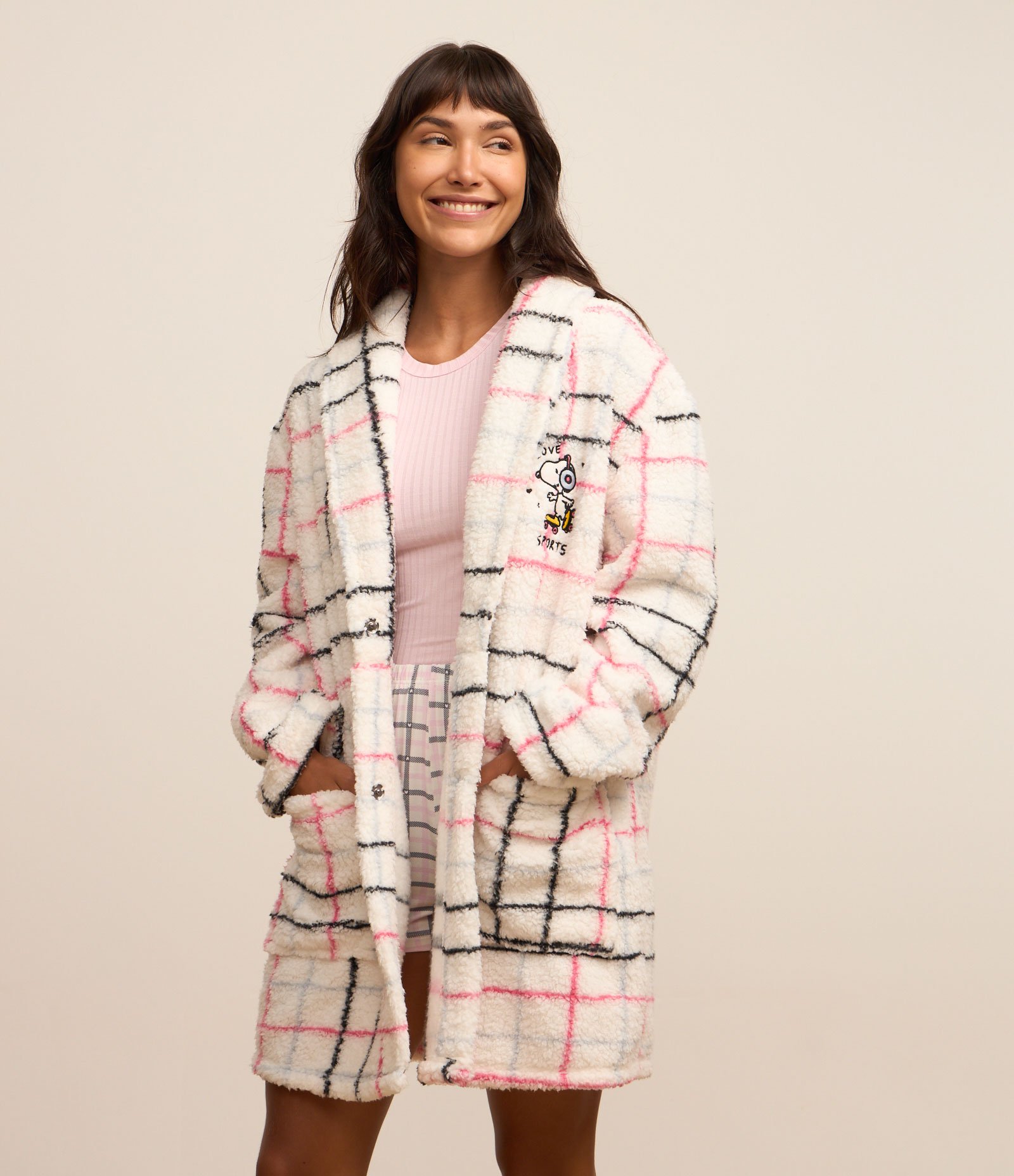 Robe Curto em Fleece Xadrez com Bordado Snoopy e Bolsos Multicores 1