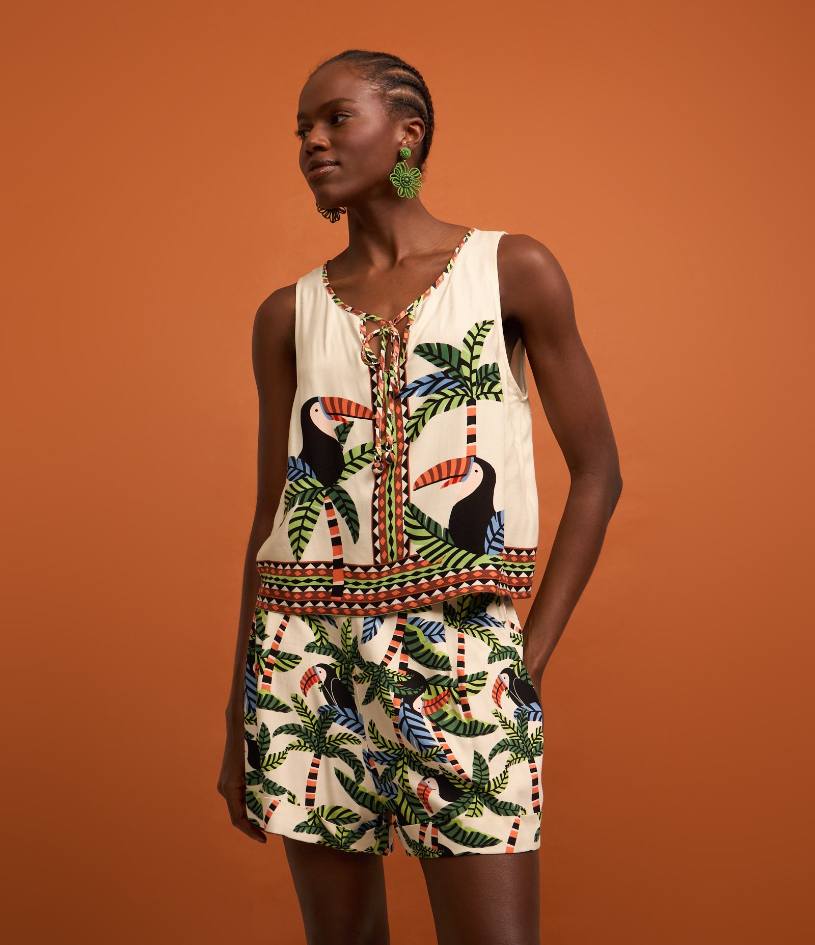 Short Curto em Twill com Estampa de Folhagem e Tucanos Multicores 5