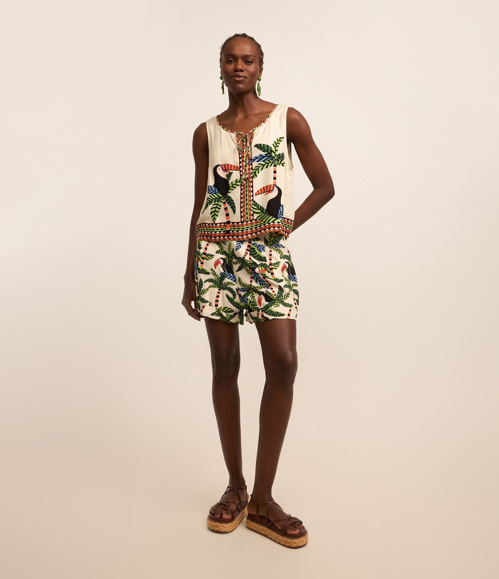 Short Curto em Twill com Estampa de Folhagem e Tucanos Multicores 1