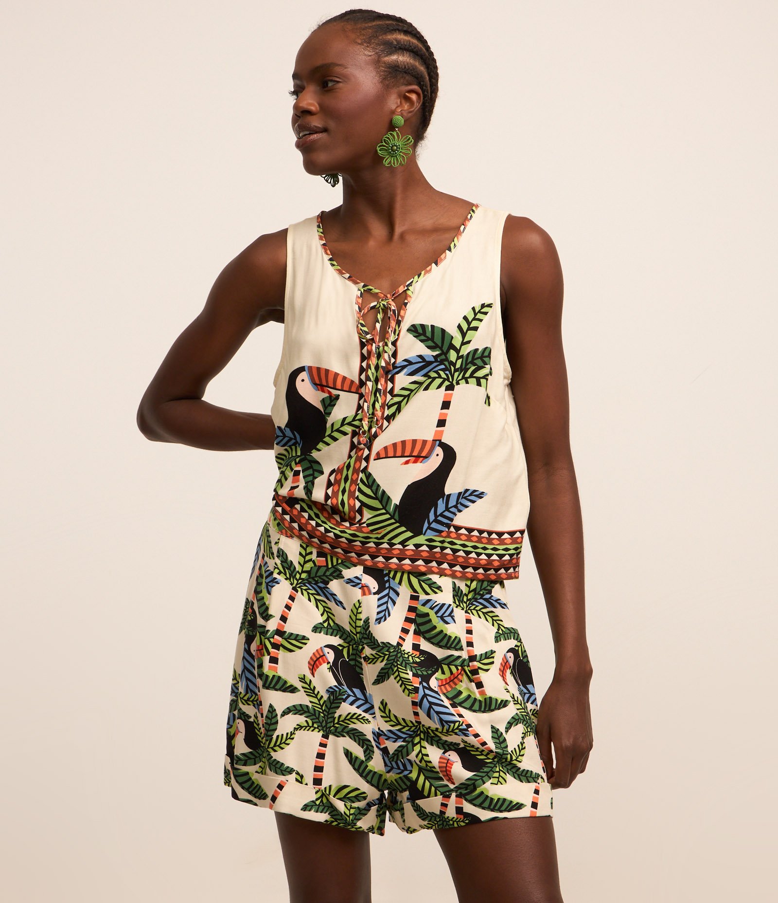 Short Curto em Twill com Estampa de Folhagem e Tucanos Multicores 2