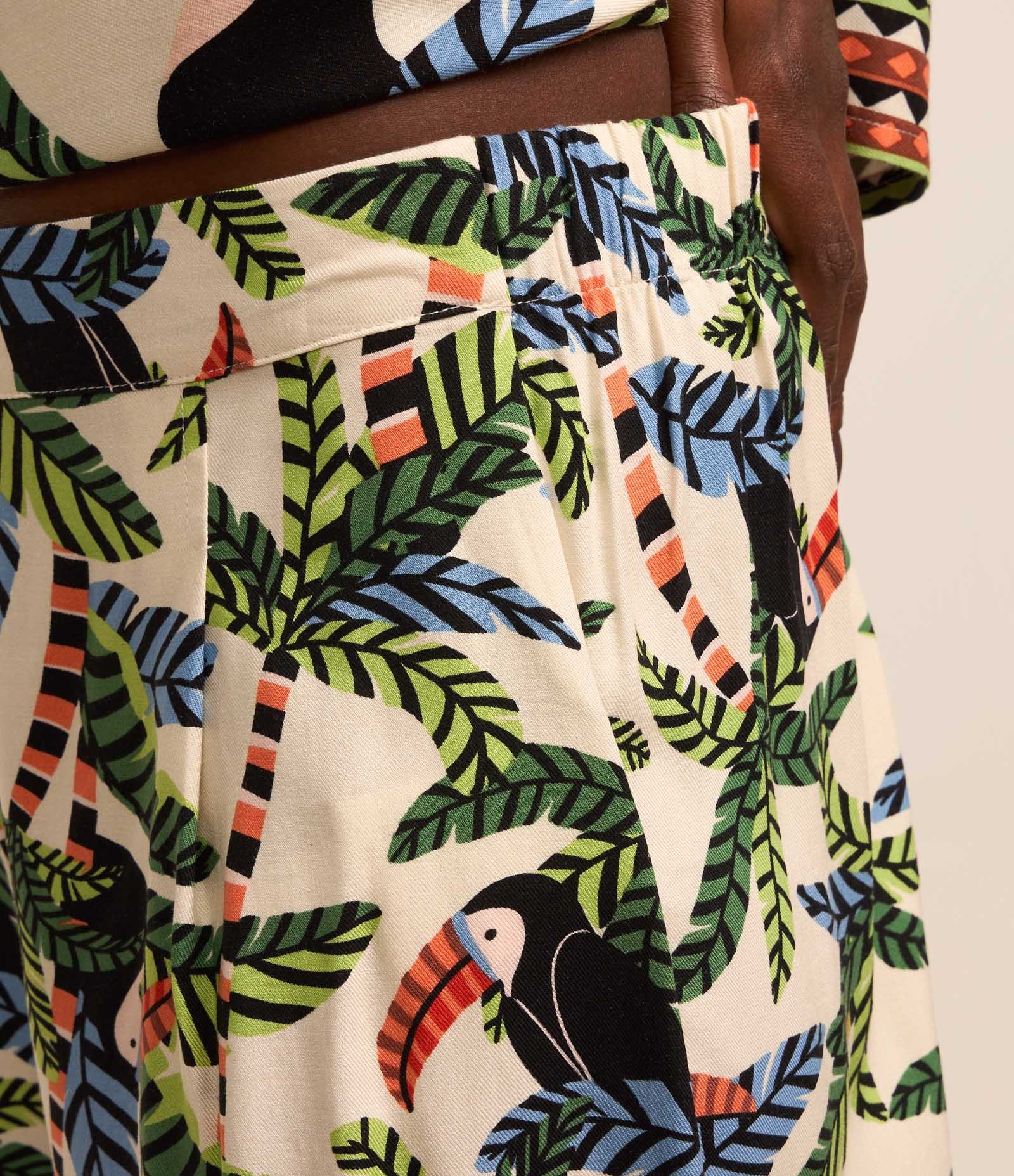 Short Curto em Twill com Estampa de Folhagem e Tucanos Multicores 4