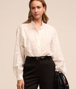 Camisa em Tricoline com Gola Padre e Bordado Floral Diferenciado