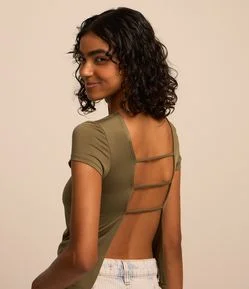 Blusa com Abertura nas Costas e Manga Curta
