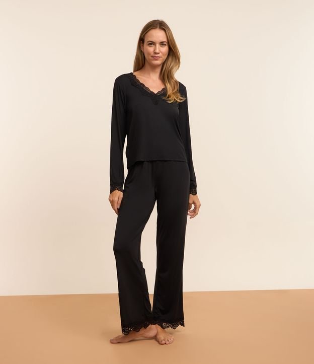 Pijama Longo em Poliamida com Renda no Decote