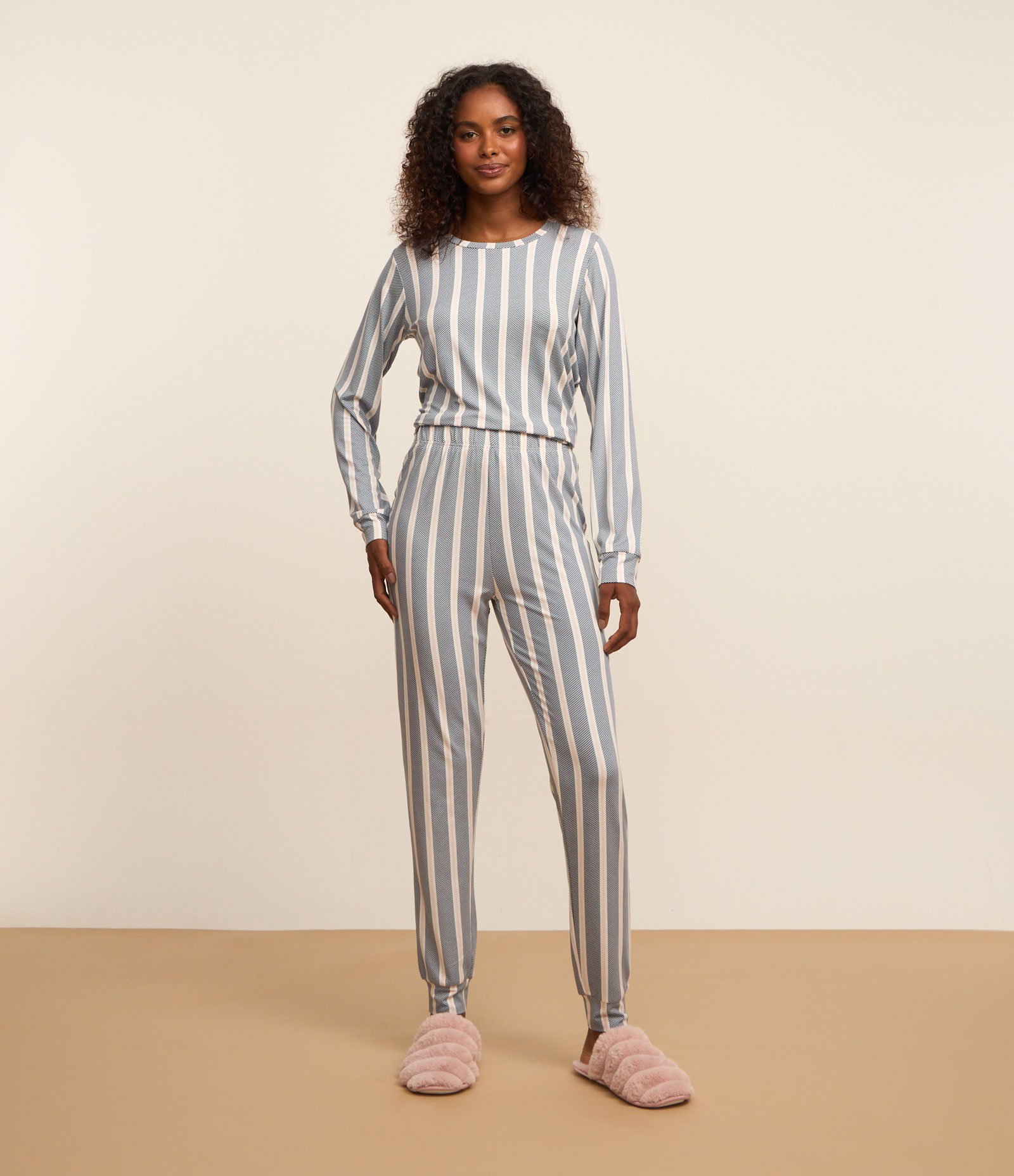 Pijama Longo Listrado com Toque Suave Cinza 1