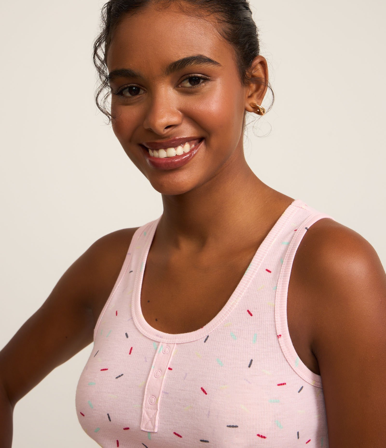 Pijama Short Doll Regata Larga em Ribana com Estampa de Tracinhos Rosa 2