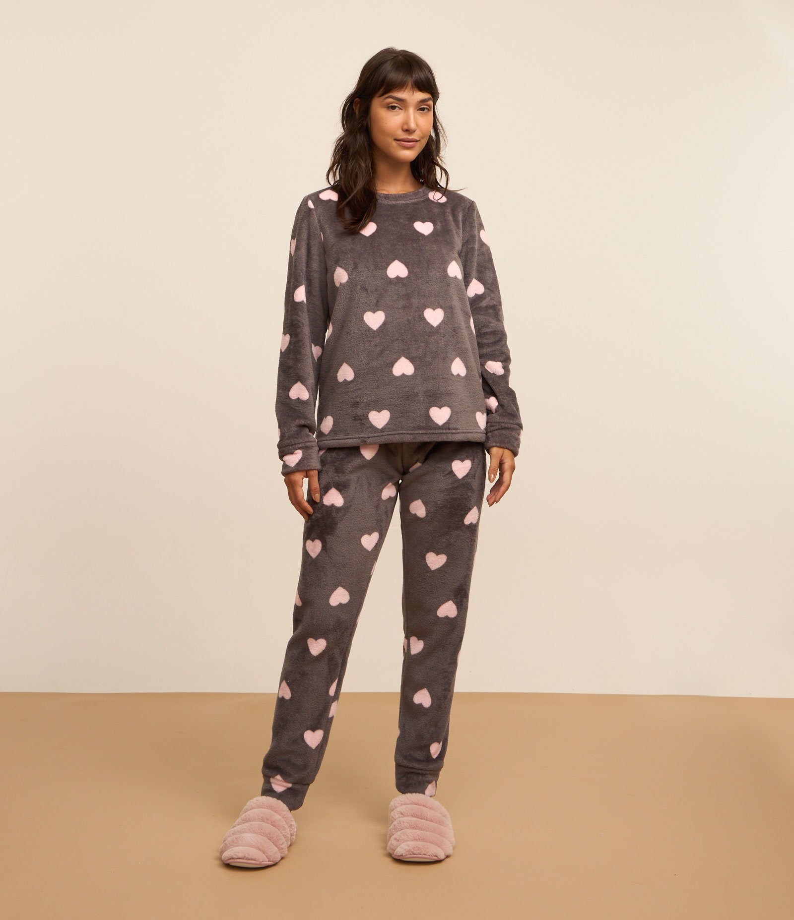 Pijama Longo em Fleece com Corações Contrastantes Cinza 1