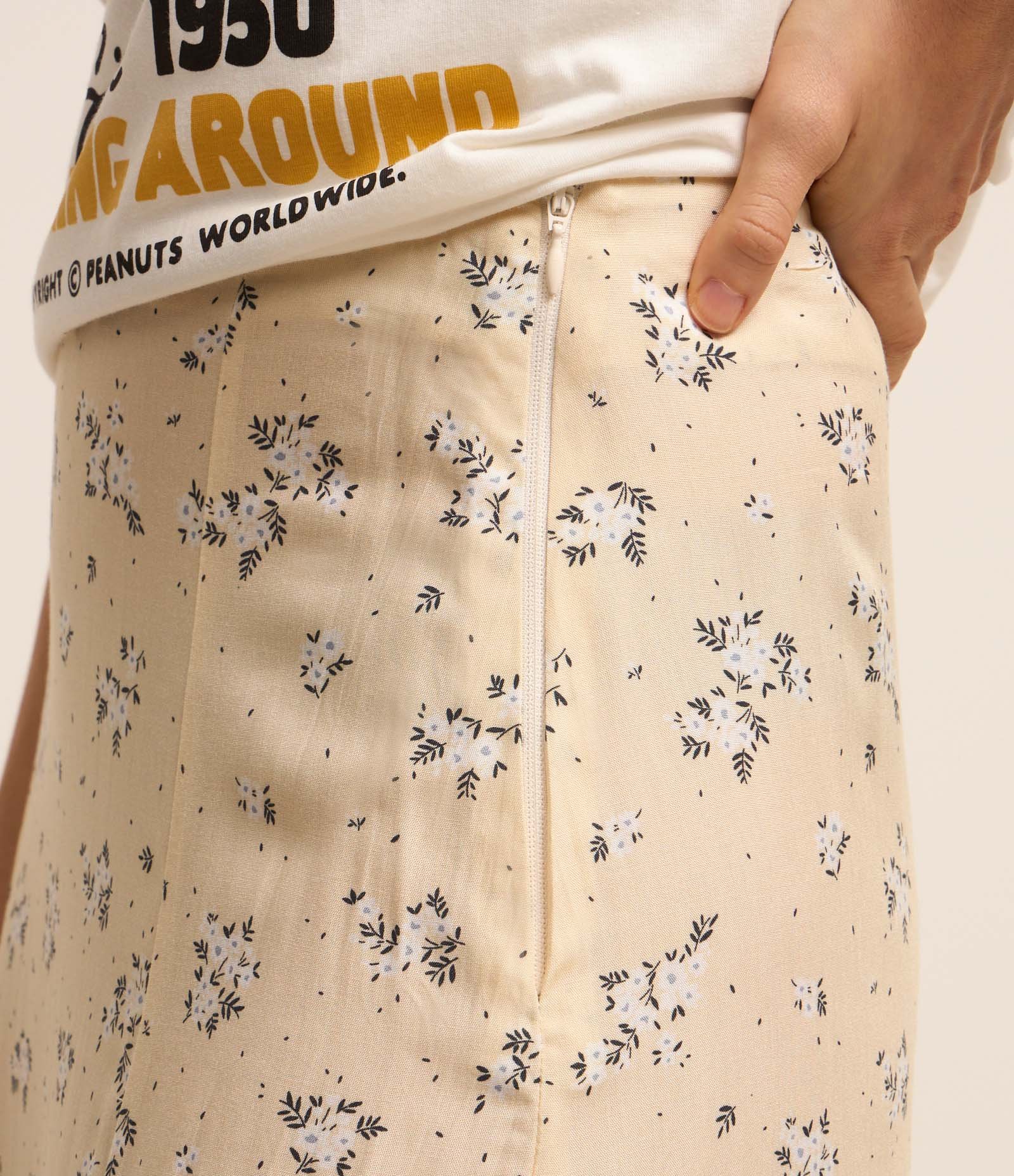 Saia Midi em Viscose Floral Liberty e Fenda Bege Creme 4