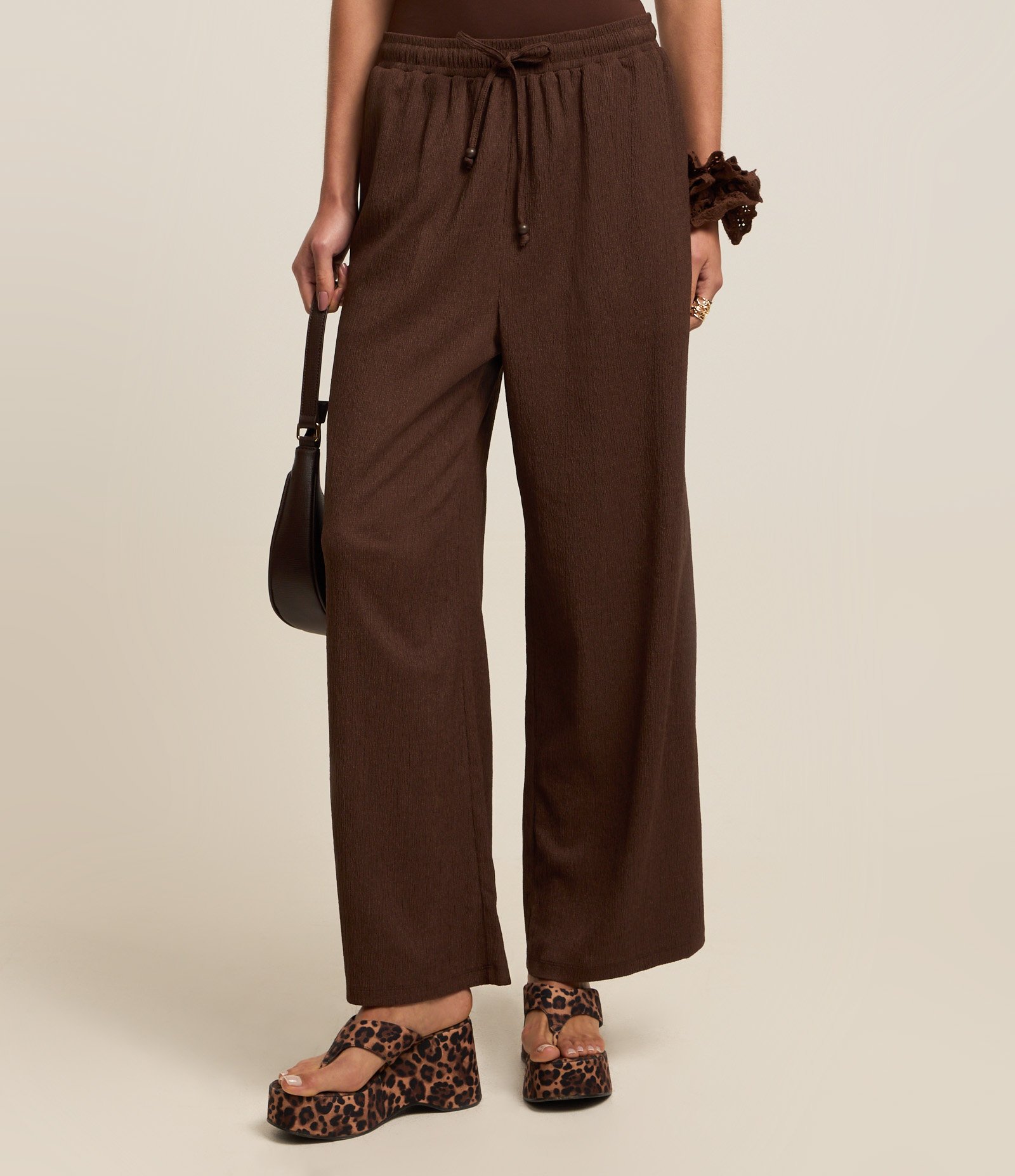 Calça Pantalona Texturizada com Cordão no Cós Elástico Marrom 3
